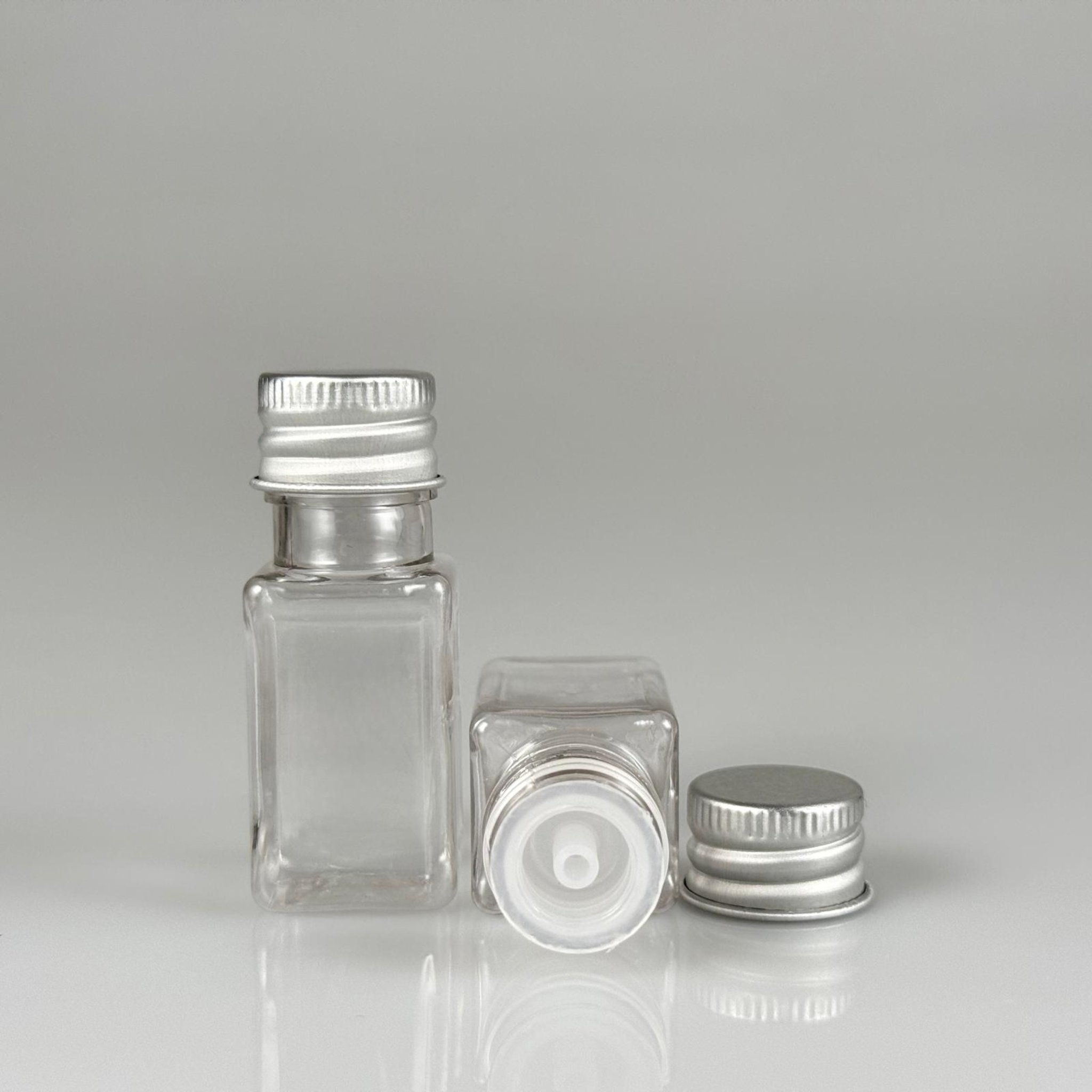 10 CC ŞEFFAF KARE PET SHOT ŞİŞE - KÖPÜK CONTALI GÜMÜŞ ALÜMİNYUM METAL KAPAKLI + DAMLALIKLI KOLONYA TIPALI TAKIM - 10 ML PLASTİK ŞİŞE
