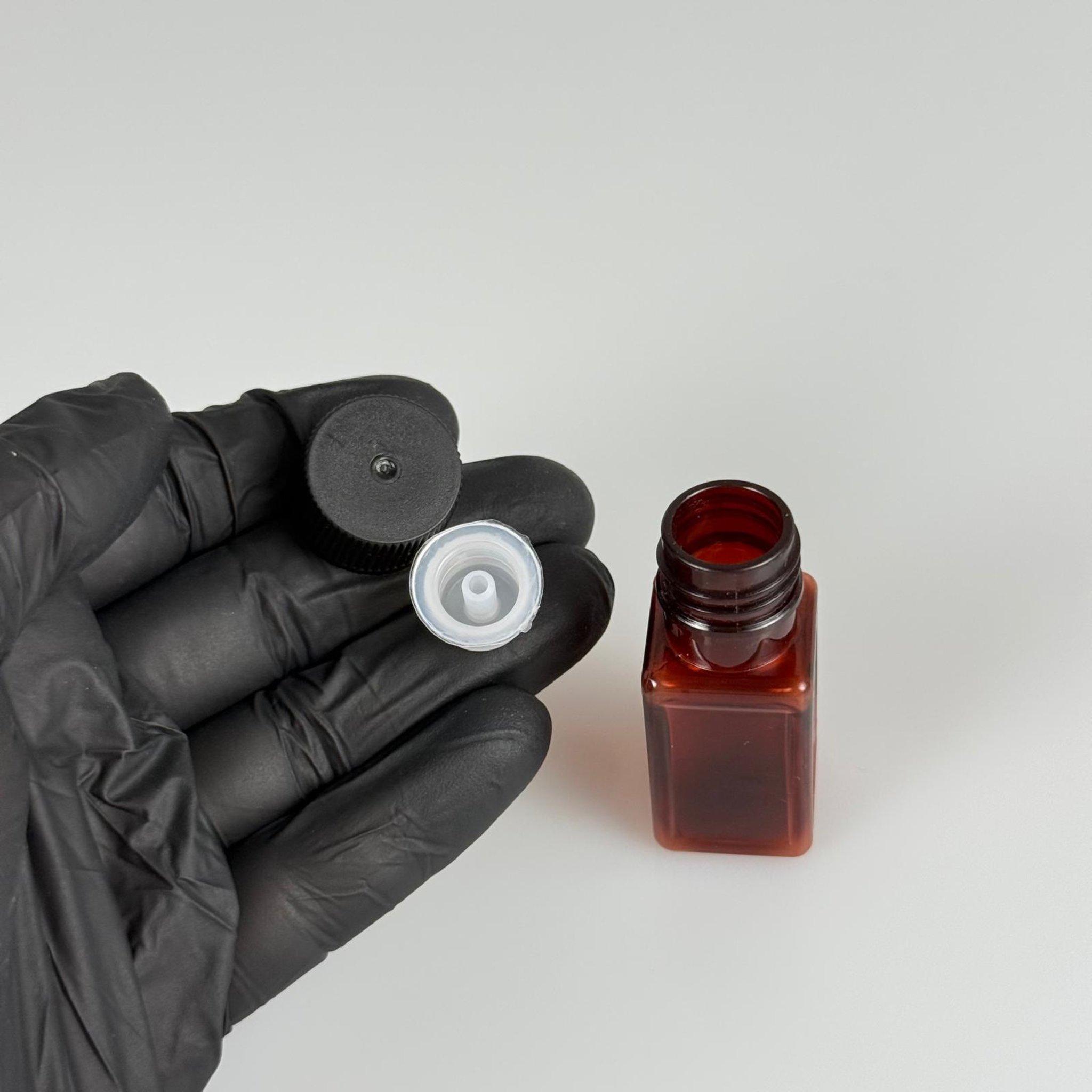 10 CC İÇTEN DAMLALIKLI PLASTİK KARE ŞİŞE -  10 ML AMBER KAHVERENGİ PET ŞİŞE + CONTALI SİYAH KAPAK + KOLONYA TIPALI (DELEREK KULLANILIR) TAKIM