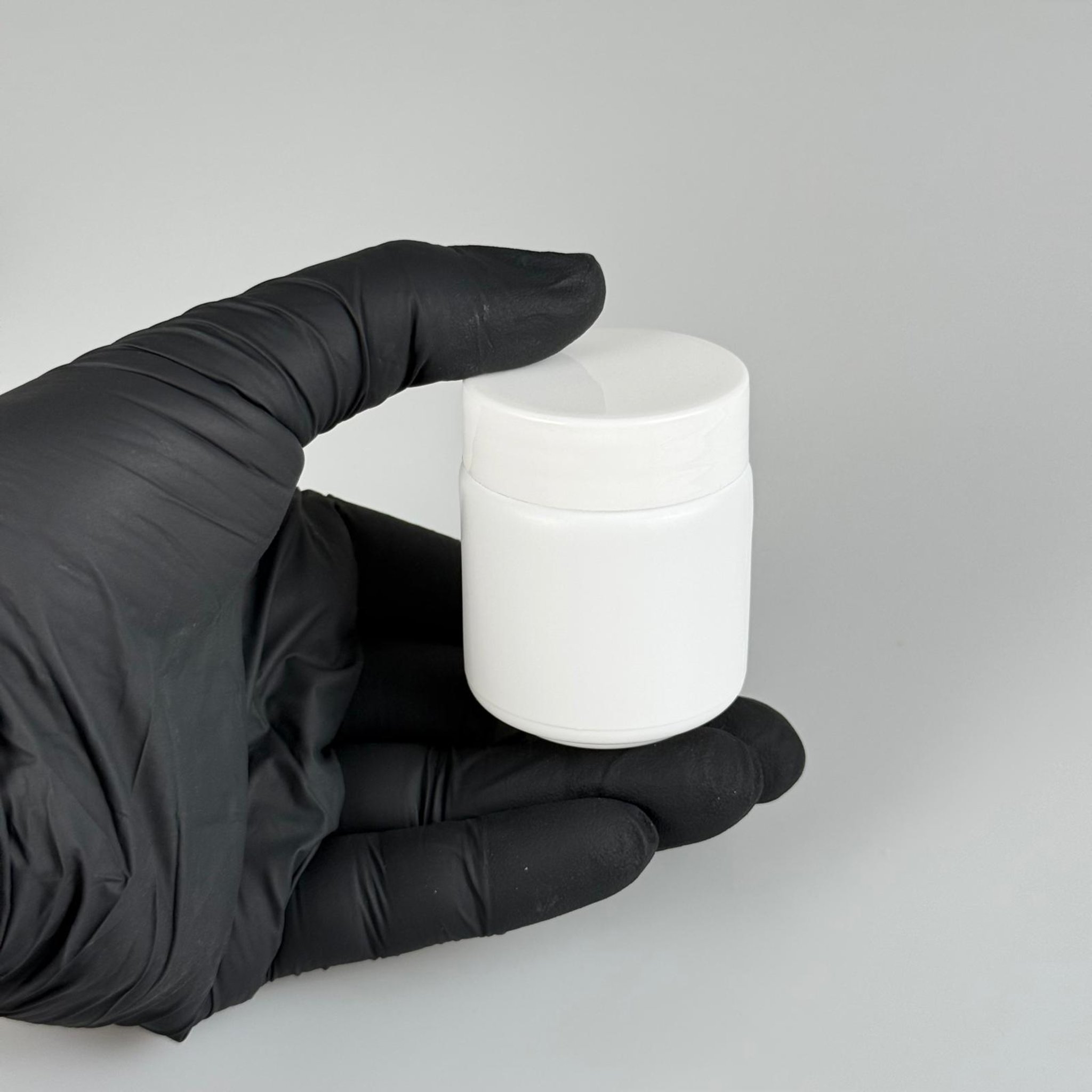 50 CC BEYAZ SERT POLİETİLEN ŞİŞE + BEYAZ PLASTİK KAPAKLI + KENDİNDEN YAPIŞKANLI KÖPÜK CONTALI - 50 ML POLİETİLEN ŞİŞE
