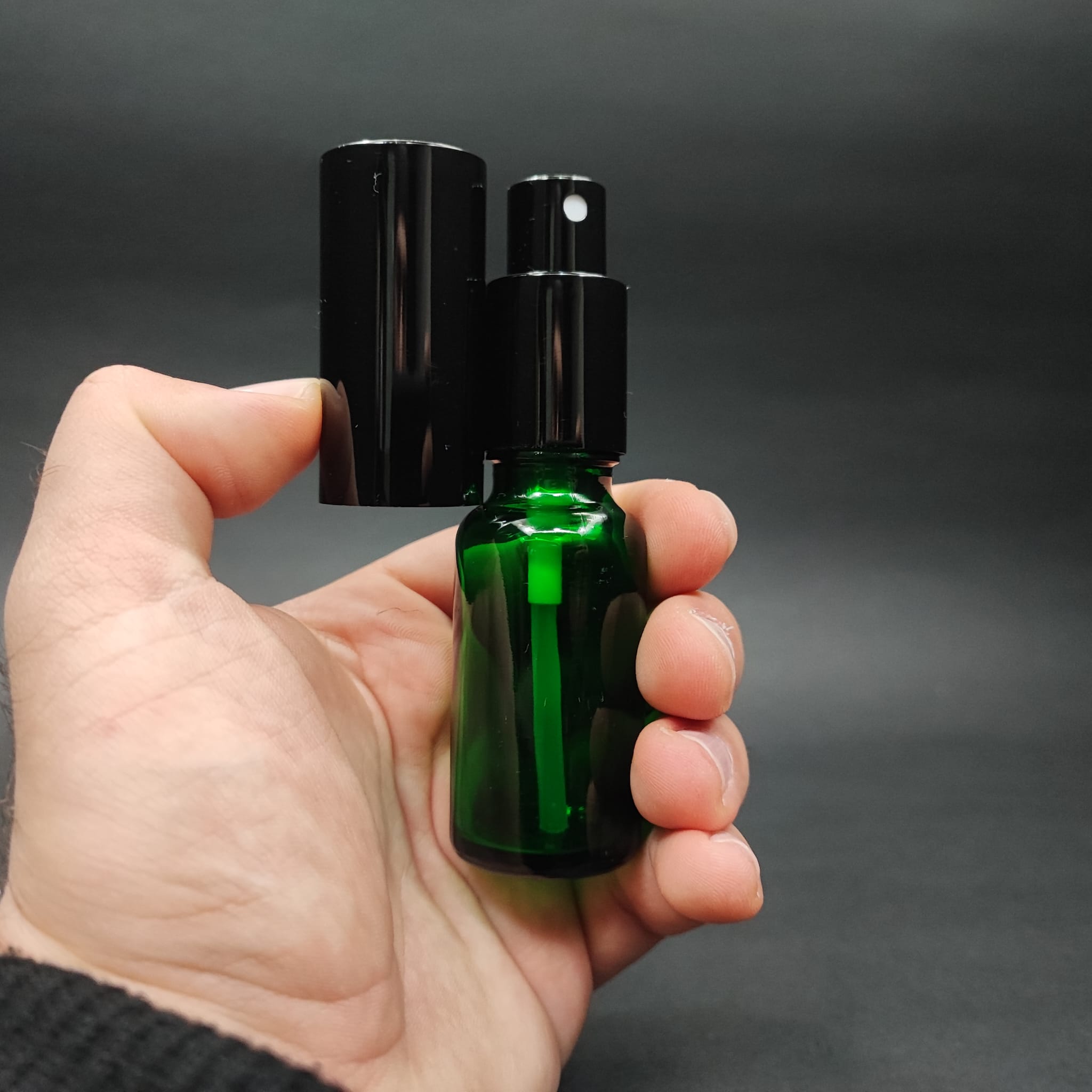 20 ML LÜKS VİDALI VALF ÇEVİRME PARFÜM ŞİŞELERİ - 20 CC YEŞİL CAM ŞİŞE - SİYAH METAL SPREYLİ KAPAKLI SET
