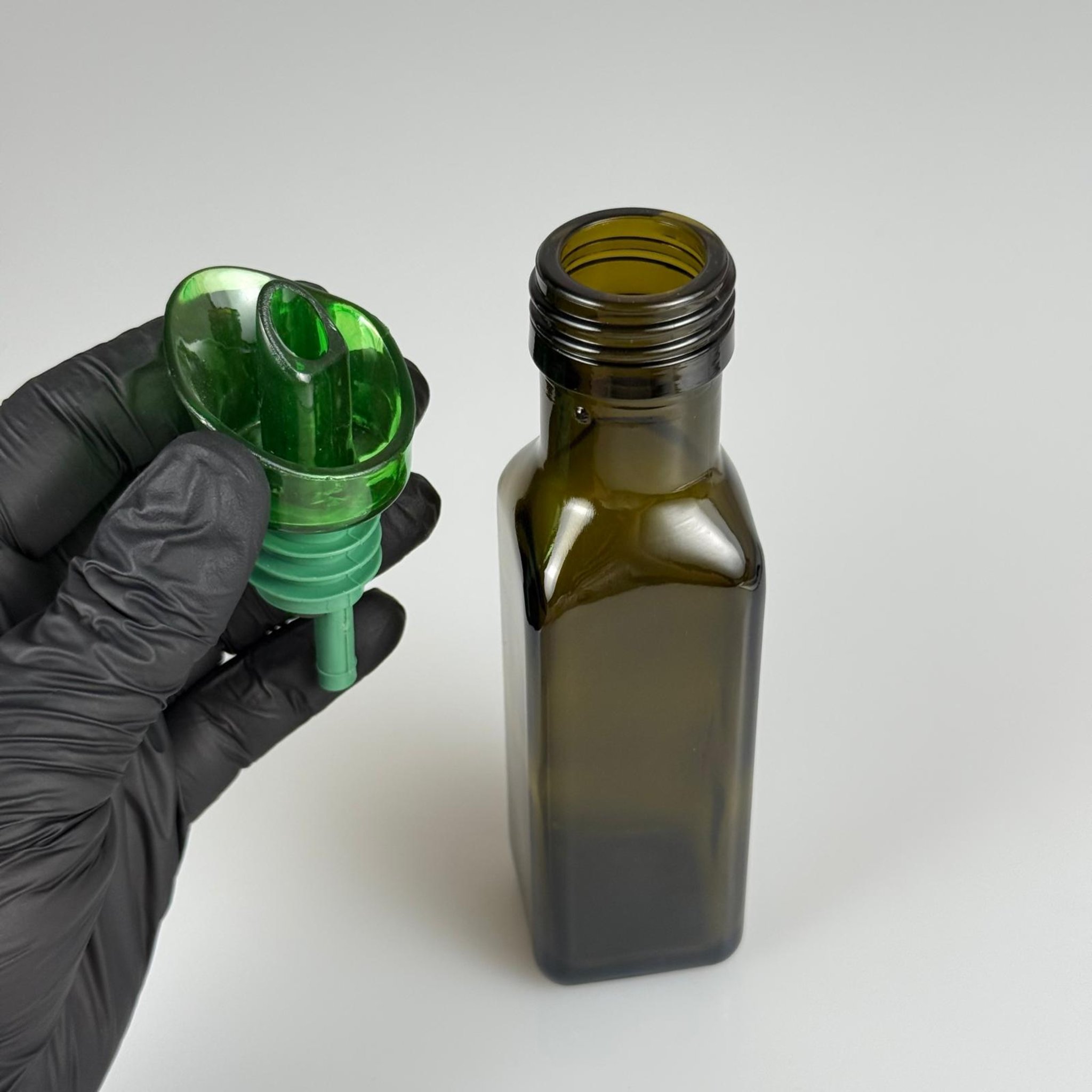 100 CC MARASKA CAM ŞİŞE KOYU YEŞİL (31 MM AĞIZ) - AKITICI AÇIK YEŞİL YAĞDANLIK TIPALI - 100 ML KÖŞELİ KARE MARASCA YAĞ VE SOS ŞİŞELERİ