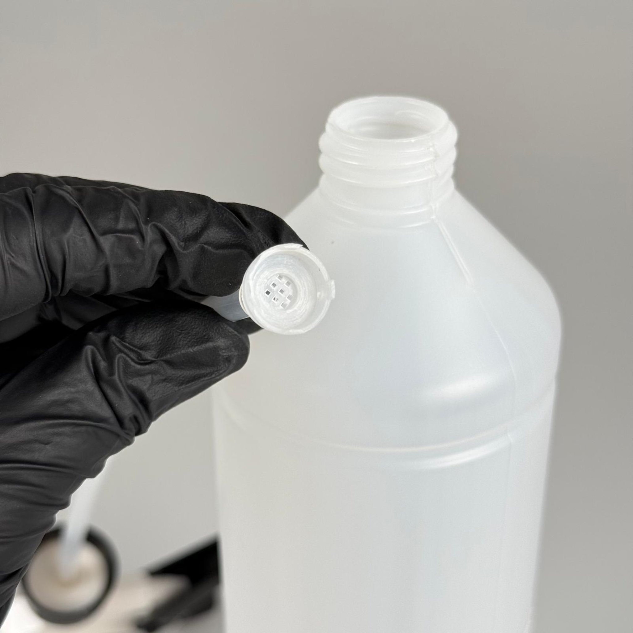 1000 CC TİNER ŞİŞESİ - BÜYÜK SİYAH BEYAZ DOZAJLI KİMYASALA DAYANIKLI TRİGER TETİK SPREYLİ - 1000 ML KİMYASALA DAYANIKLI PLASTİK ŞİŞE - 1 LT POLİETİLEN ŞİŞE - TOMBUL OTO TEMİZLİK ŞİŞESİ