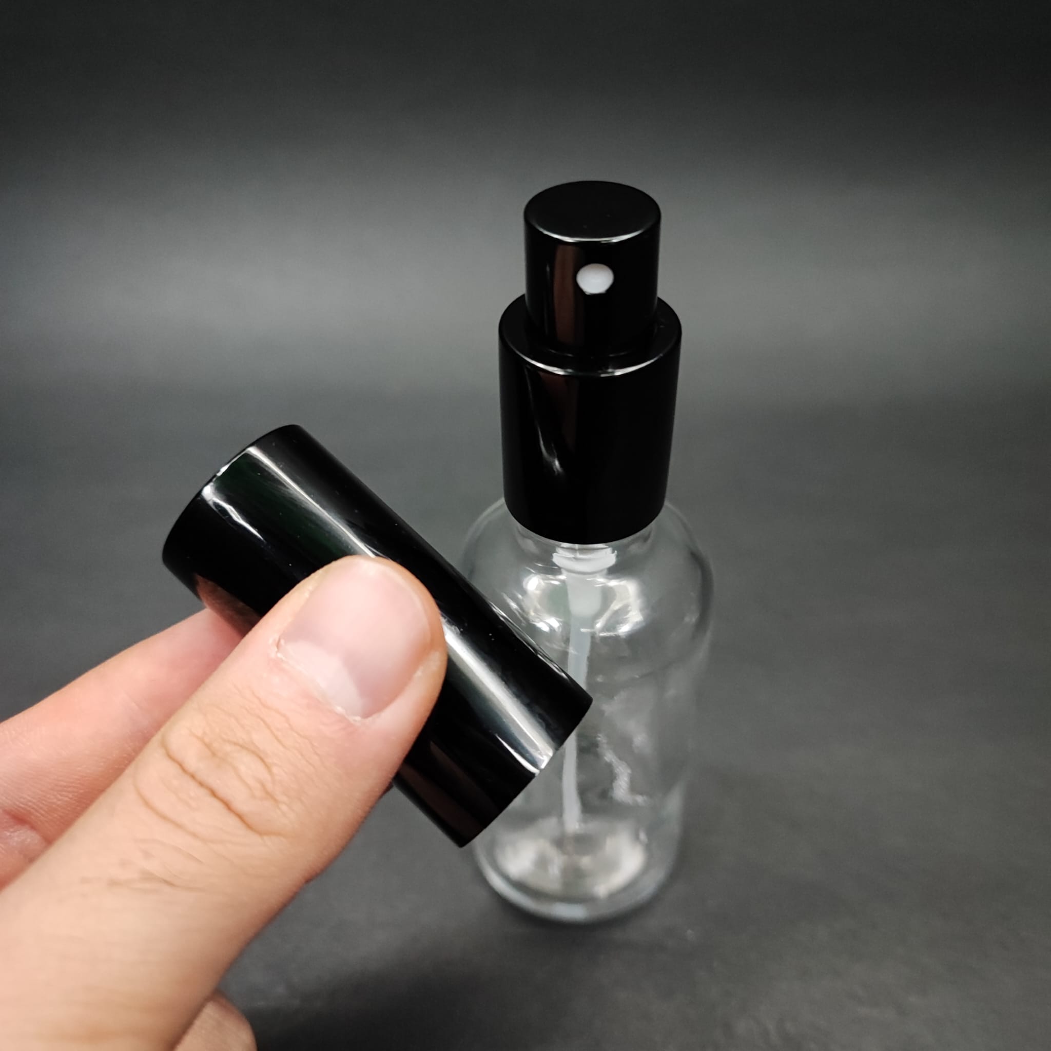 50 ML LÜKS VİDALI VALF ÇEVİRME PARFÜM ŞİŞELERİ - 50 CC ŞEFFAF CAM ŞİŞE - SİYAH METAL SPREYLİ KAPAKLI SET