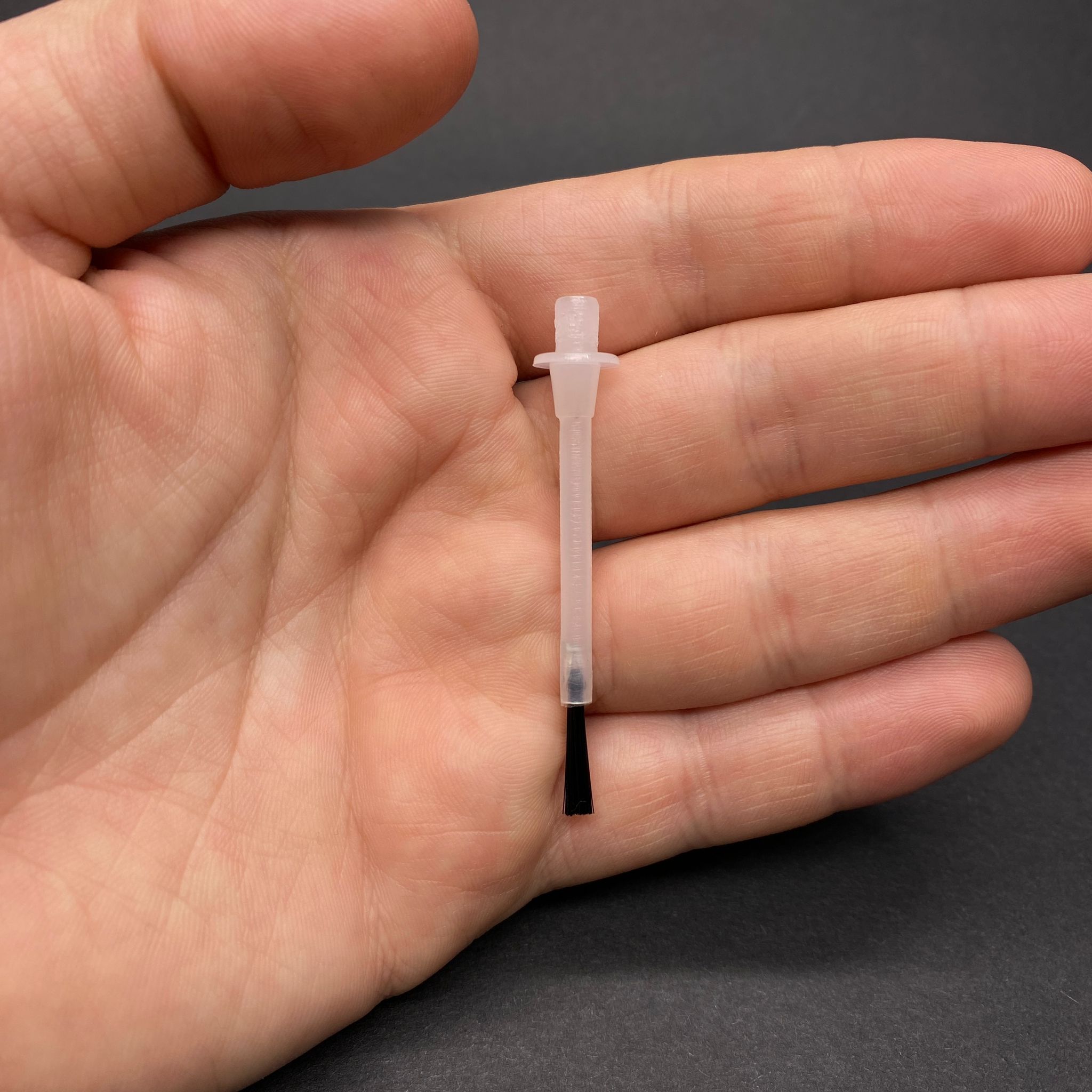 5,7 CM FIRÇA (18 MM İNCE MODEL KİLİTLİ KAPAK İLE UYUMLU, KAPAĞA TAKILARAK KULLANILIR)
