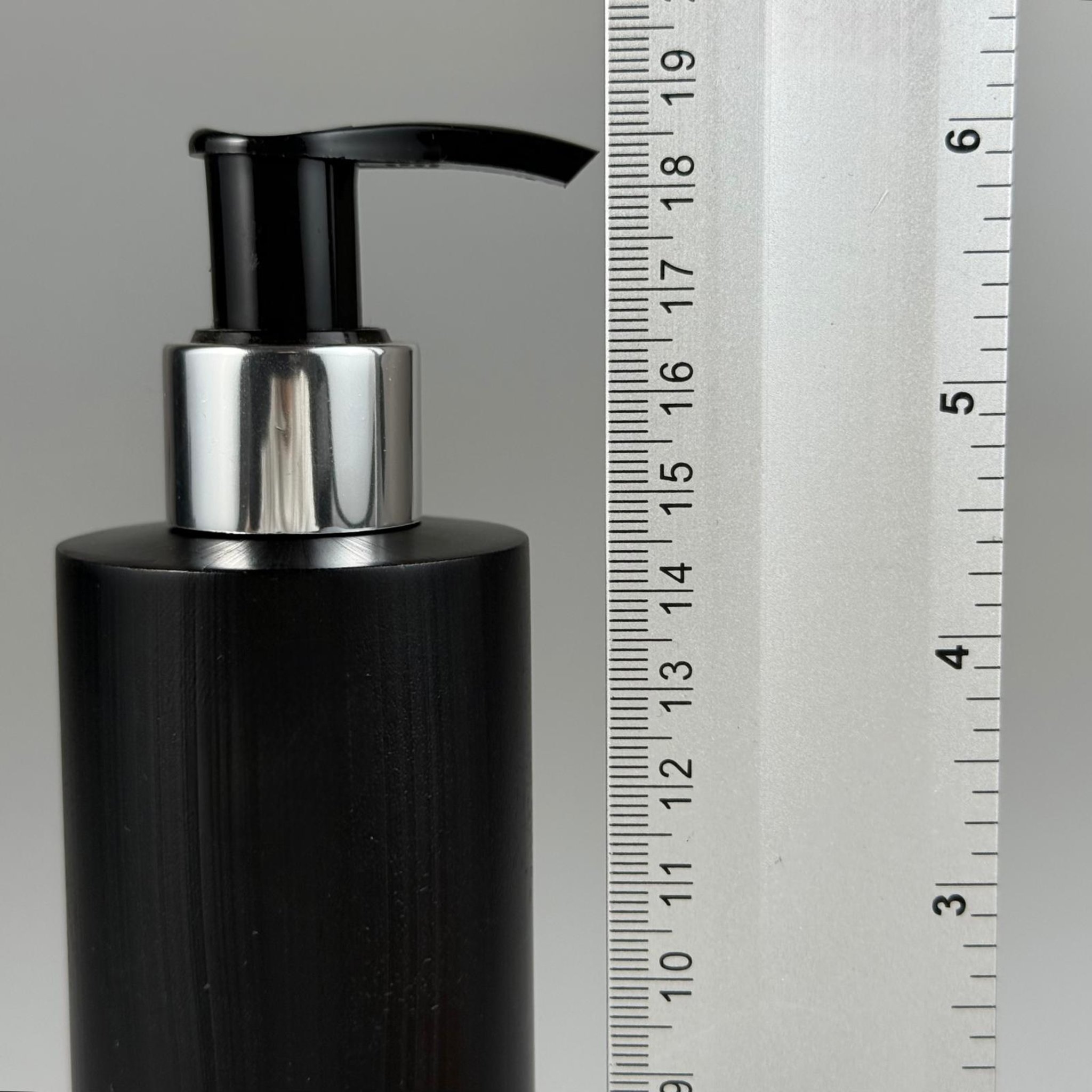250 CC SİYAH POLİETİLEN ŞİŞE - GÜMÜŞ POMPALI ( ÜSTÜ SİYAH ) - 250 ML POMPALI PLASTİK ŞİŞE