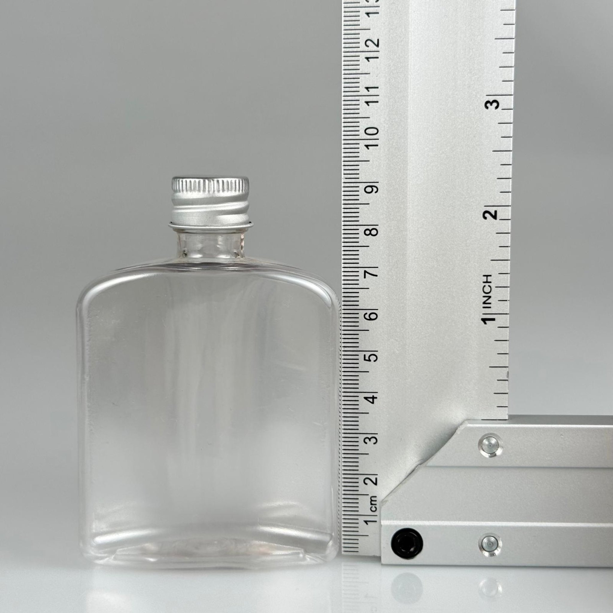 100 CC ŞEFFAF YASSI PLASTİK PET ŞİŞE + KÖPÜK CONTALI GÜMÜŞ ALÜMİNYUM METAL KAPAKLI + DAMLALIKLI KOLONYA TIPALI TAKIM - 100 ML YASSI PET ŞİŞE