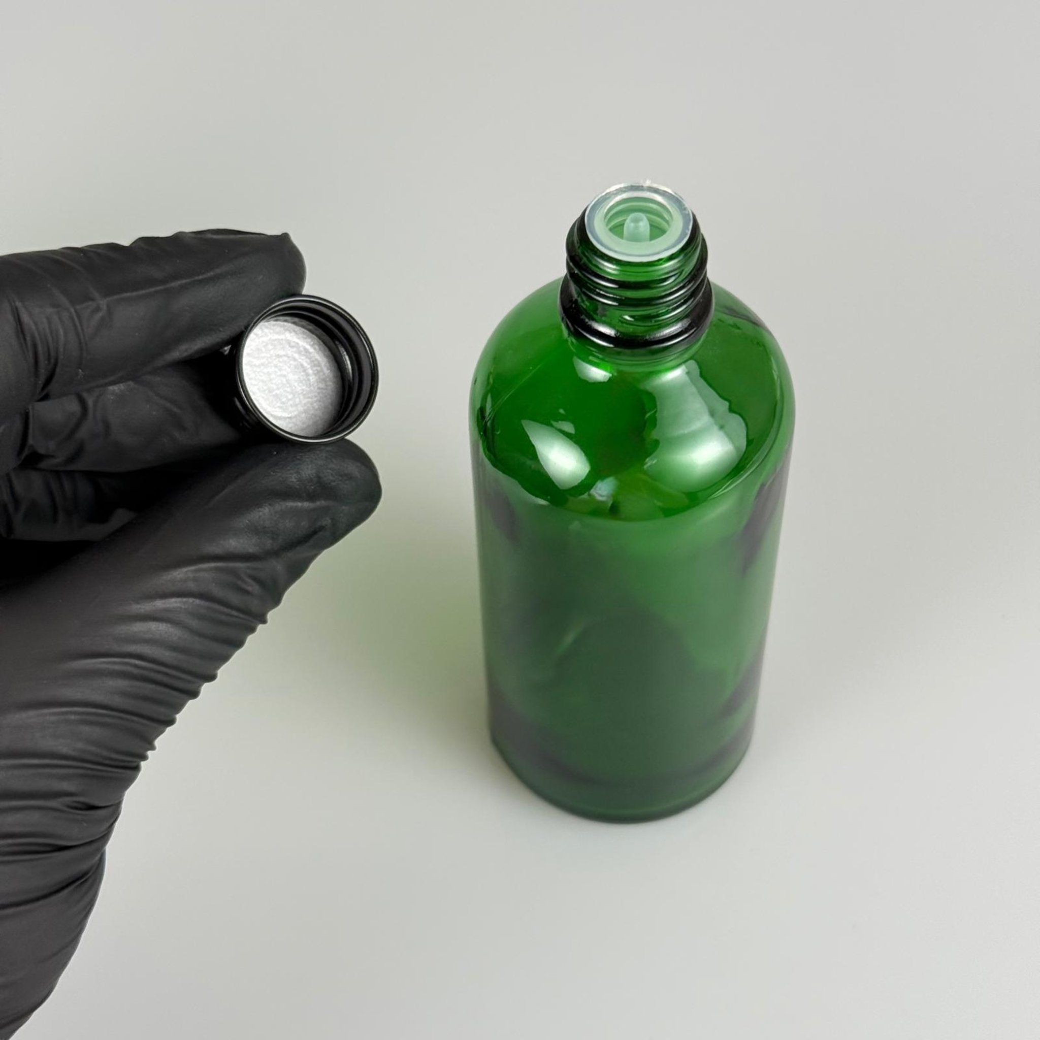 100 CC YEŞİL CAM ŞİŞE + KÖPÜK CONTALI SİYAH ALÜMİNYUM METAL KAPAKLI + DAMLALIKLI KOLONYA TIPALI TAKIM - 100 ML YEŞİL CAM ŞİŞE