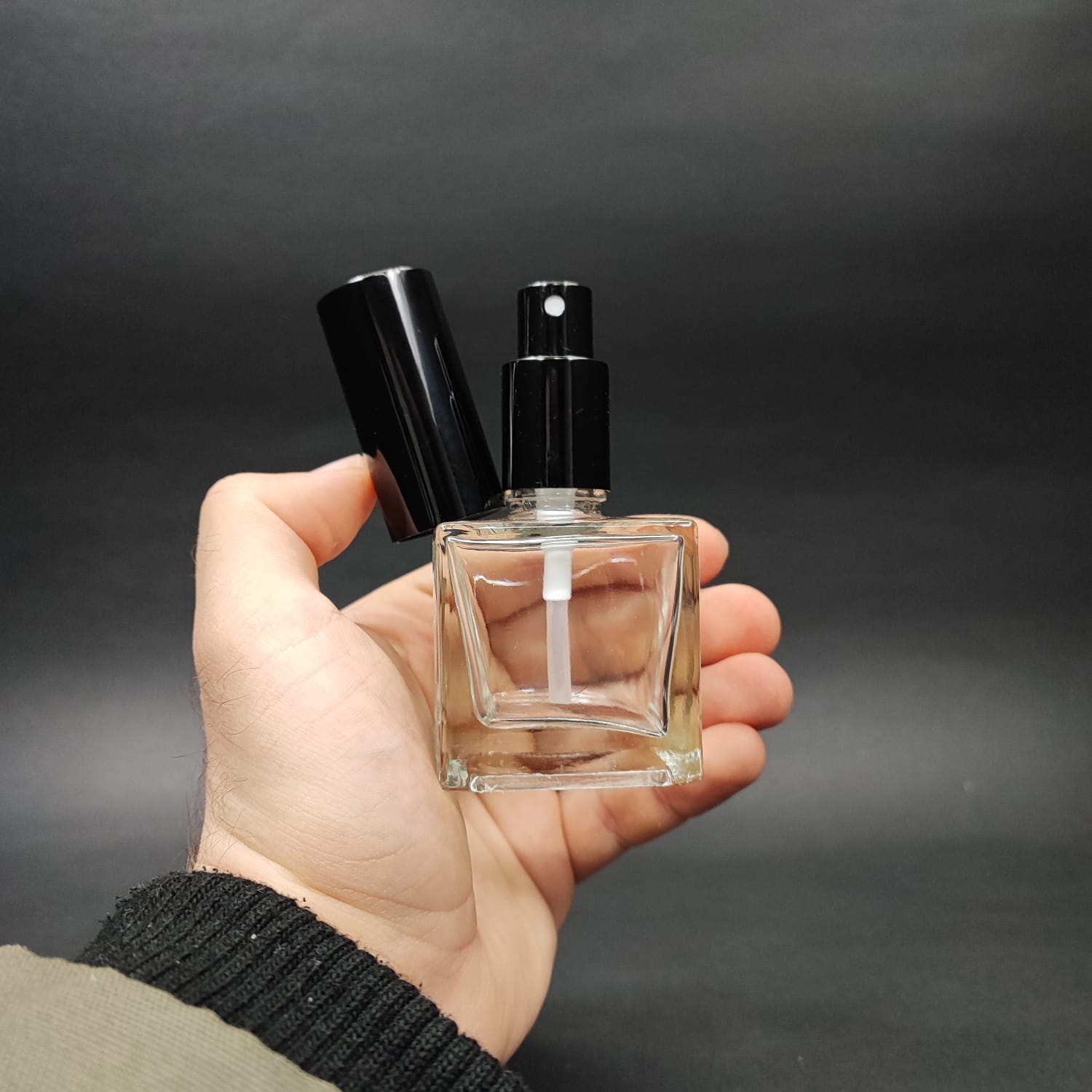 50 ML LÜKS VİDALI VALF ÇEVİRME PARFÜM ŞİŞELERİ - 50 CC KARE CAM ŞİŞE - SİYAH METAL SPREYLİ KAPAKLI SET