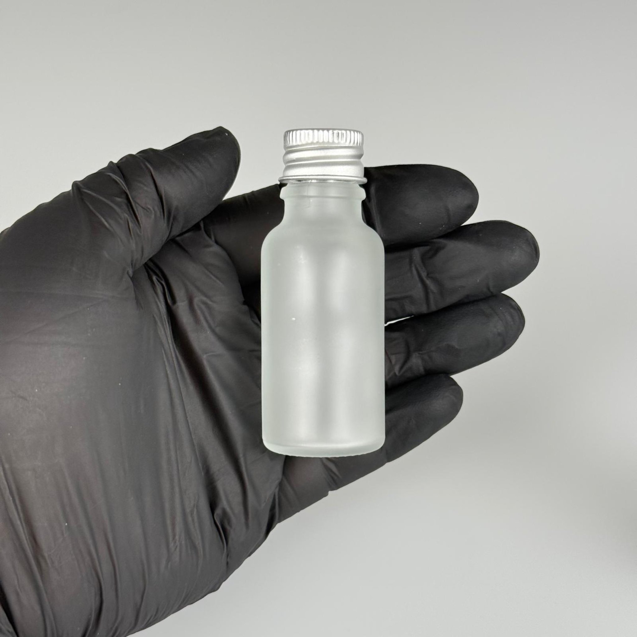 20 CC BUZLU CAM ŞİŞE + KÖPÜK CONTALI GÜMÜŞ ALÜMİNYUM METAL KAPAKLI + KOOLONYA TIPALI TAKIM - 20 ML BUZLU CAM ŞİŞE