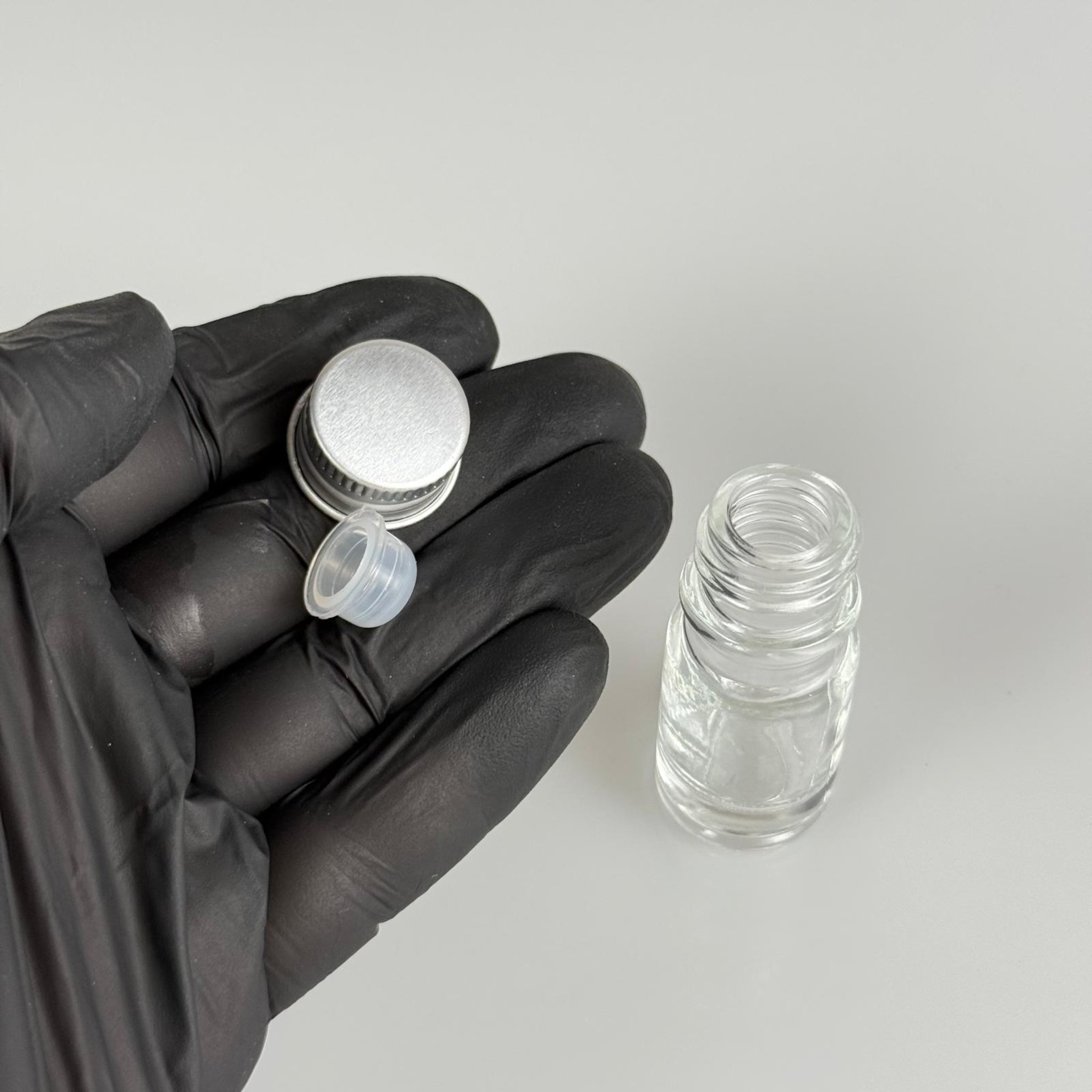 5 CC ŞEFFAF CAM ŞİŞE + KÖPÜK CONTALI GÜMÜŞ ALÜMİNYUM METAL KAPAKLI + KÖR TIPALI TAKIM - 5 ML YEŞİL CAM ŞİŞE