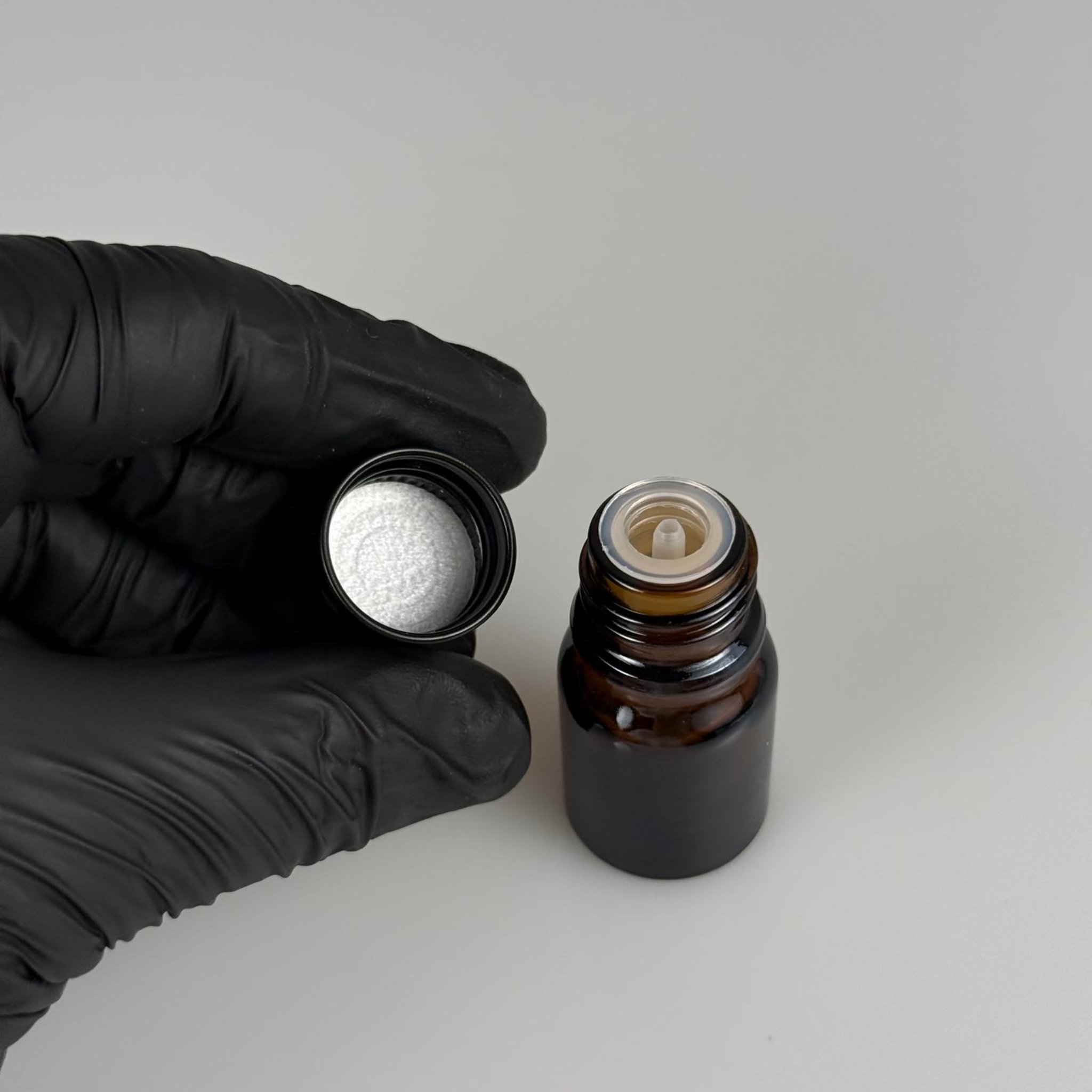 3 CC AMBER CAM ŞİŞE + KÖPÜK CONTALI SİYAH ALÜMİNYUM METAL KAPAKLI + KOLONYA TIPALI TAKIM - 3 ML KAHVERENGİ CAM ŞİŞE