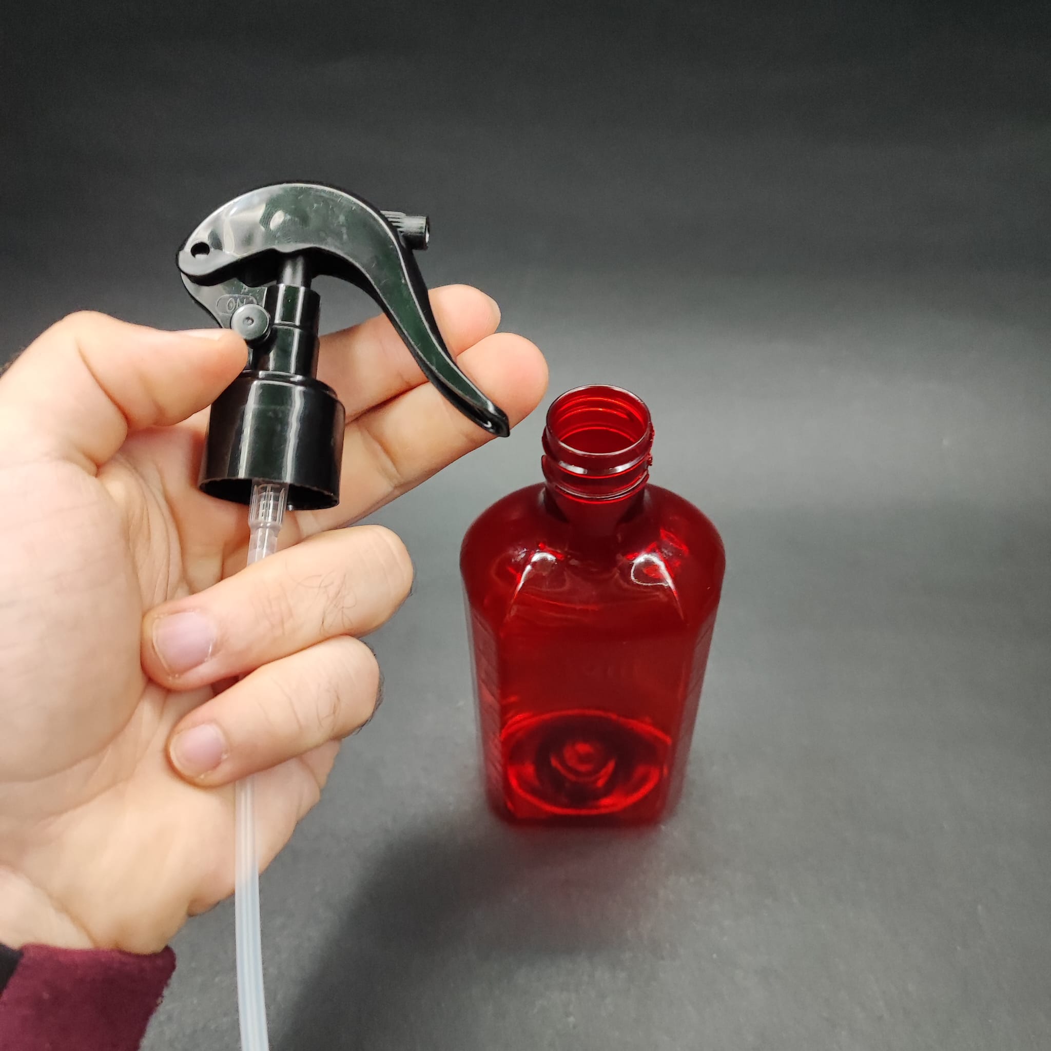 200 CC ÖLÇEKLİ PET ŞİŞE - SİYAH TRİGER SPREYLİ - 200 ML VE OZ ÖLÇÜLÜ KIRMIZI PET ŞİŞE