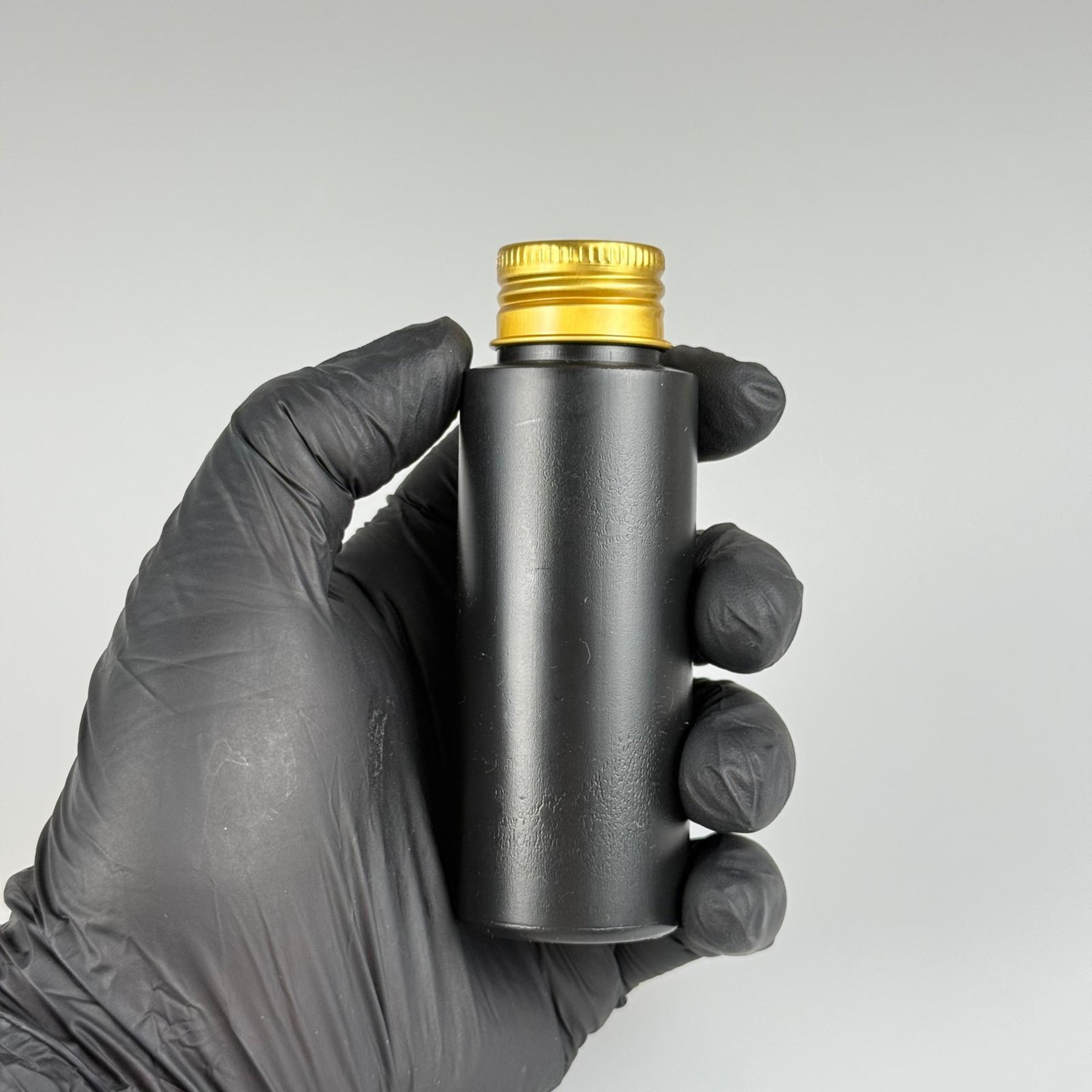 50 CC SİYAH POLİETİLEN PLASTİK ASETON ŞİŞESİ ( 24 AĞIZ ) + KÖPÜK CONTALI GOLD METAL ALÜMİNYUM KAPAK TAKIM - 50 ML KAPAKLI SİYAH PLASTİK ŞİŞELER