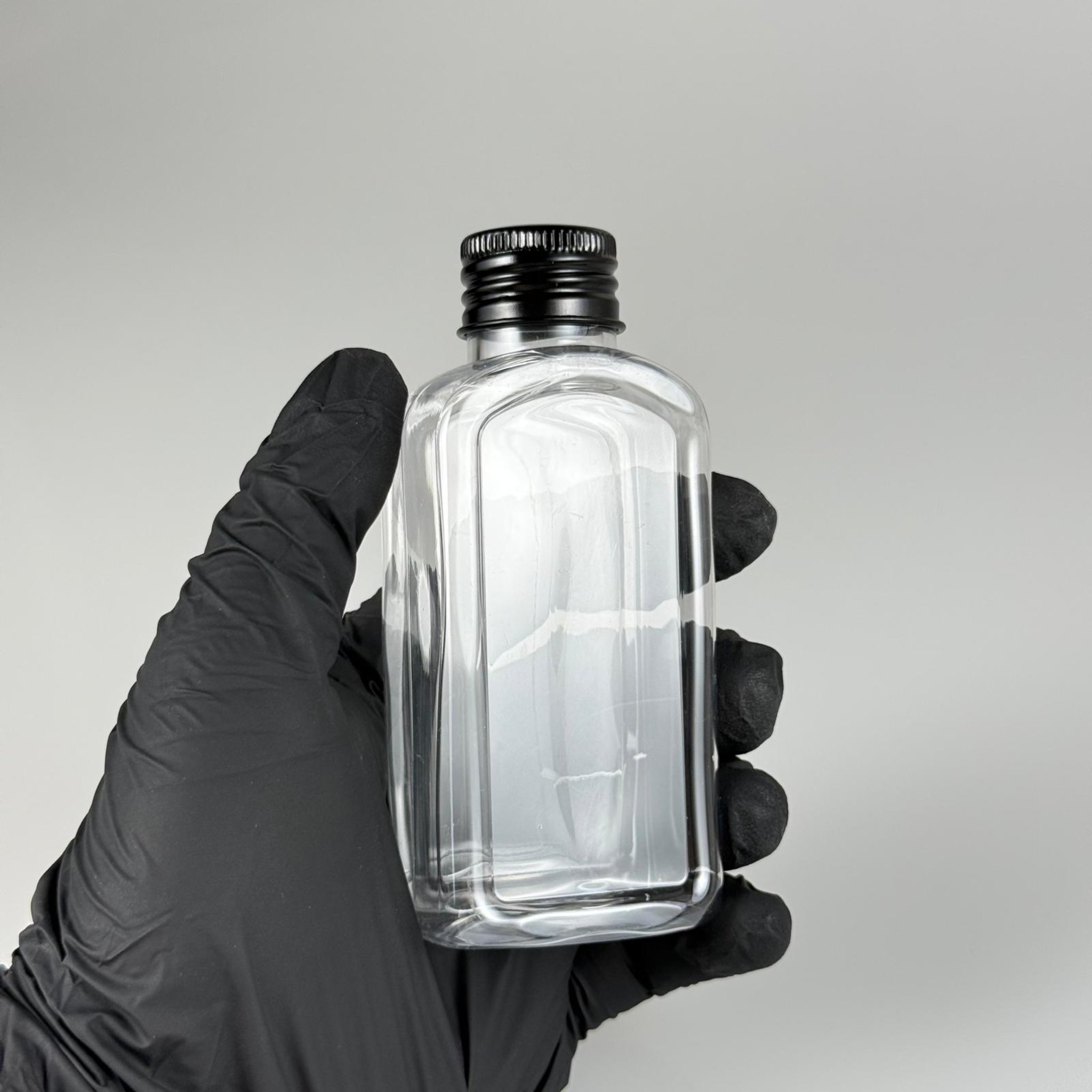 100 CC YASSI KÖŞELİ MODEL ŞEFFAF PET ŞİŞE (24 AĞIZ) + KÖPÜK CONTALI SİYAH METAL ALÜMİNYUM KAPAK TAKIM - 100 ML KAPAKLI PLASTİK ŞİŞELER