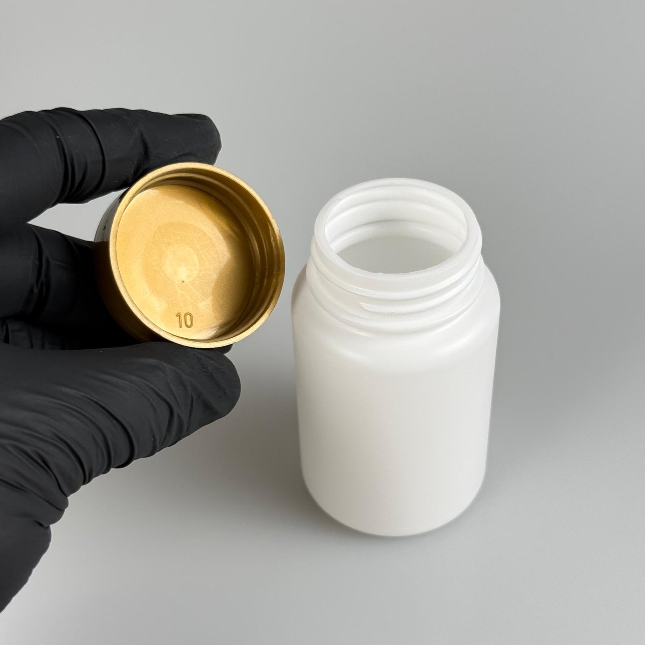 100 CC BEYAZ SERT POLİETİLEN ŞİŞE + GOLD PLASTİK KAPAKLI - 100 ML POLİETİLEN ŞİŞE