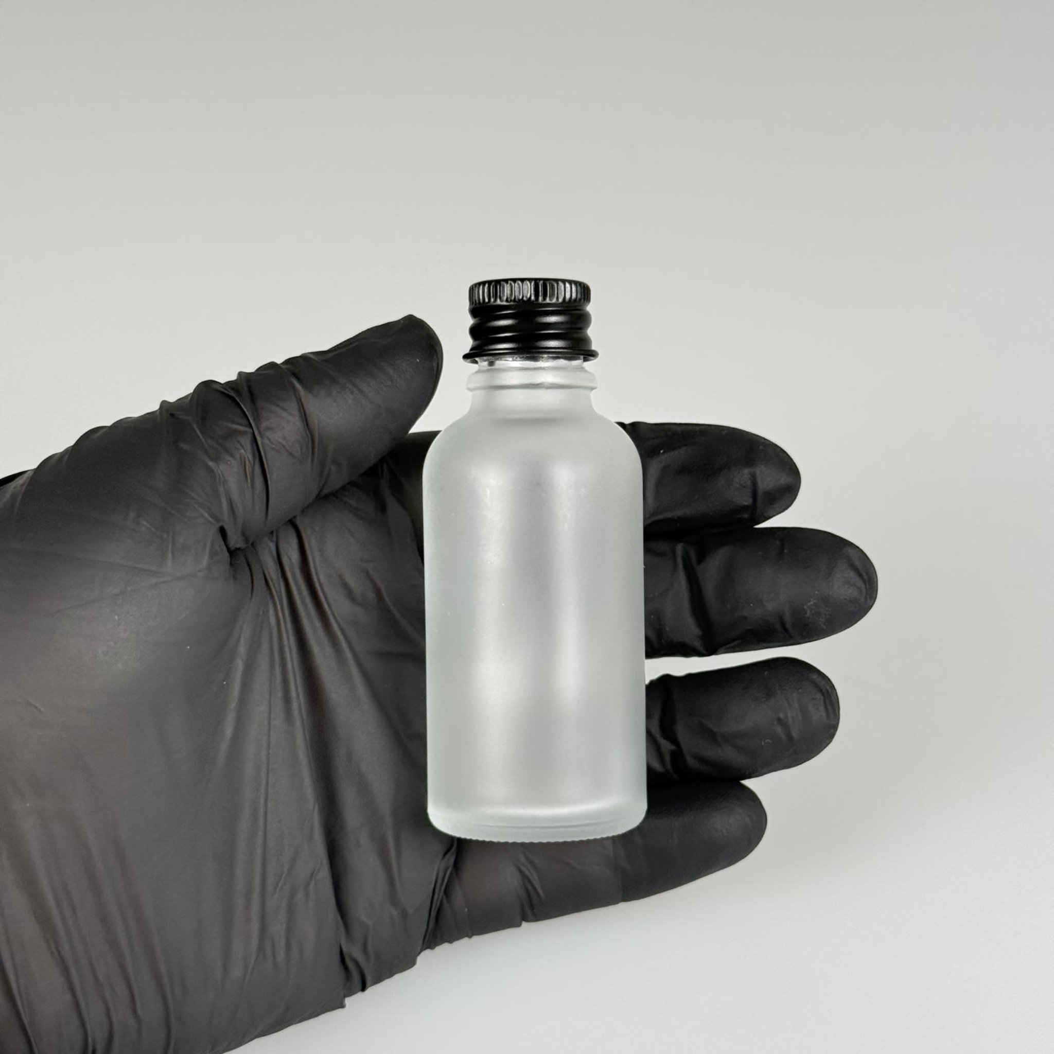 30 CC BUZLU CAM ŞİŞE + KÖPÜK CONTALI SİYAH ALÜMİNYUM METAL KAPAKLI + KÖR TIPALI TAKIM - 30 ML BUZLU CAM ŞİŞE