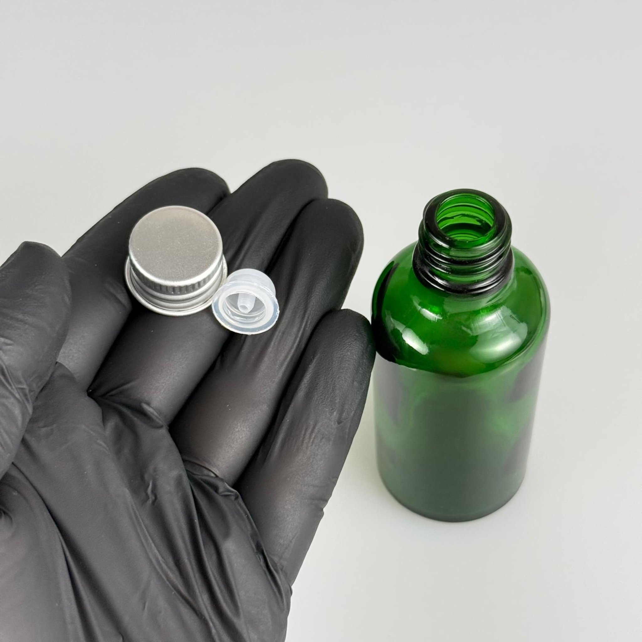 50 CC YEŞİL CAM ŞİŞE + KÖPÜK CONTALI GÜMÜŞ ALÜMİNYUM METAL KAPAKLI + DAMLALIKLI KOLONYA TIPALI TAKIM - 50 ML YEŞİL CAM ŞİŞE