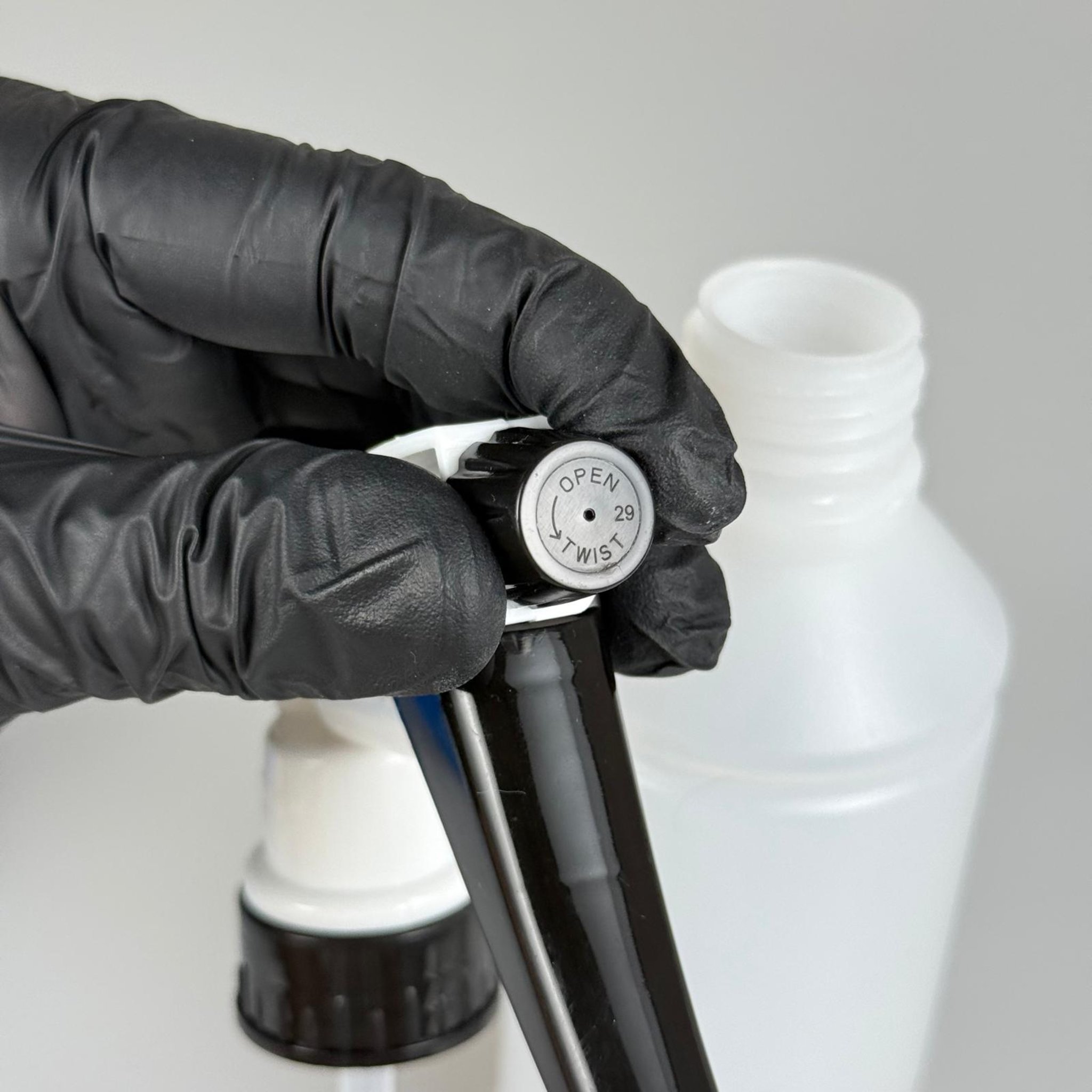 250 CC TİNER ŞİŞESİ - BÜYÜK SİYAH BEYAZ DOZAJLI KİMYASALA DAYANIKLI TRİGER TETİK SPREYLİ - 250 ML KİMYASALA DAYANIKLI PLASTİK ŞİŞE - 0,25 LT POLİETİLEN ŞİŞE - TOMBUL OTO TEMİZLİK ŞİŞESİ