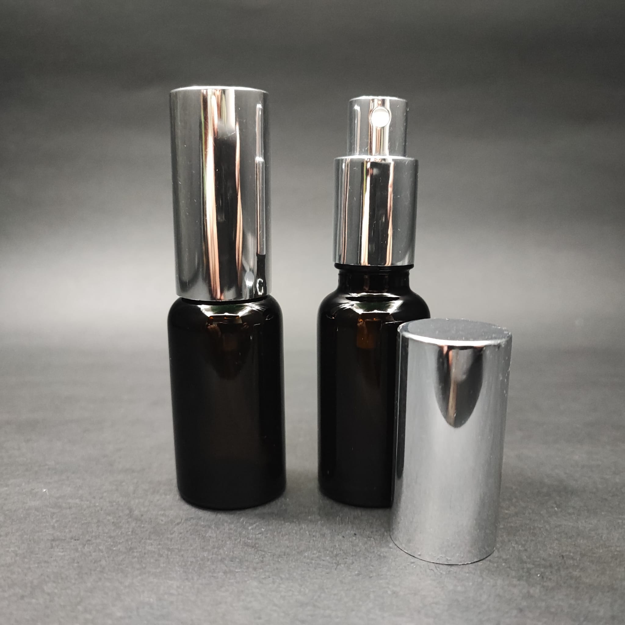 20 ML LÜKS VİDALI VALF ÇEVİRME PARFÜM ŞİŞELERİ - 20 CC KOYU AMBER CAM ŞİŞE - GÜMÜŞ METAL SPREYLİ KAPAKLI SET