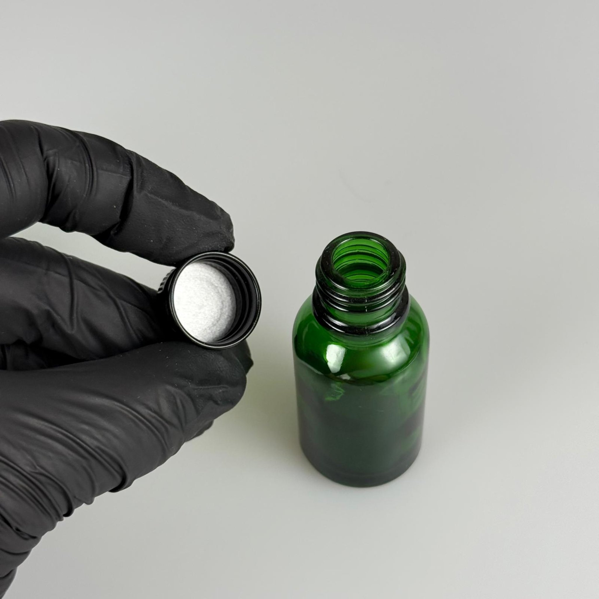15 CC YEŞİL CAM ŞİŞE + KÖPÜK CONTALI SİYAH ALÜMİNYUM METAL KAPAKLI TAKIM - 15 ML YEŞİL CAM ŞİŞE