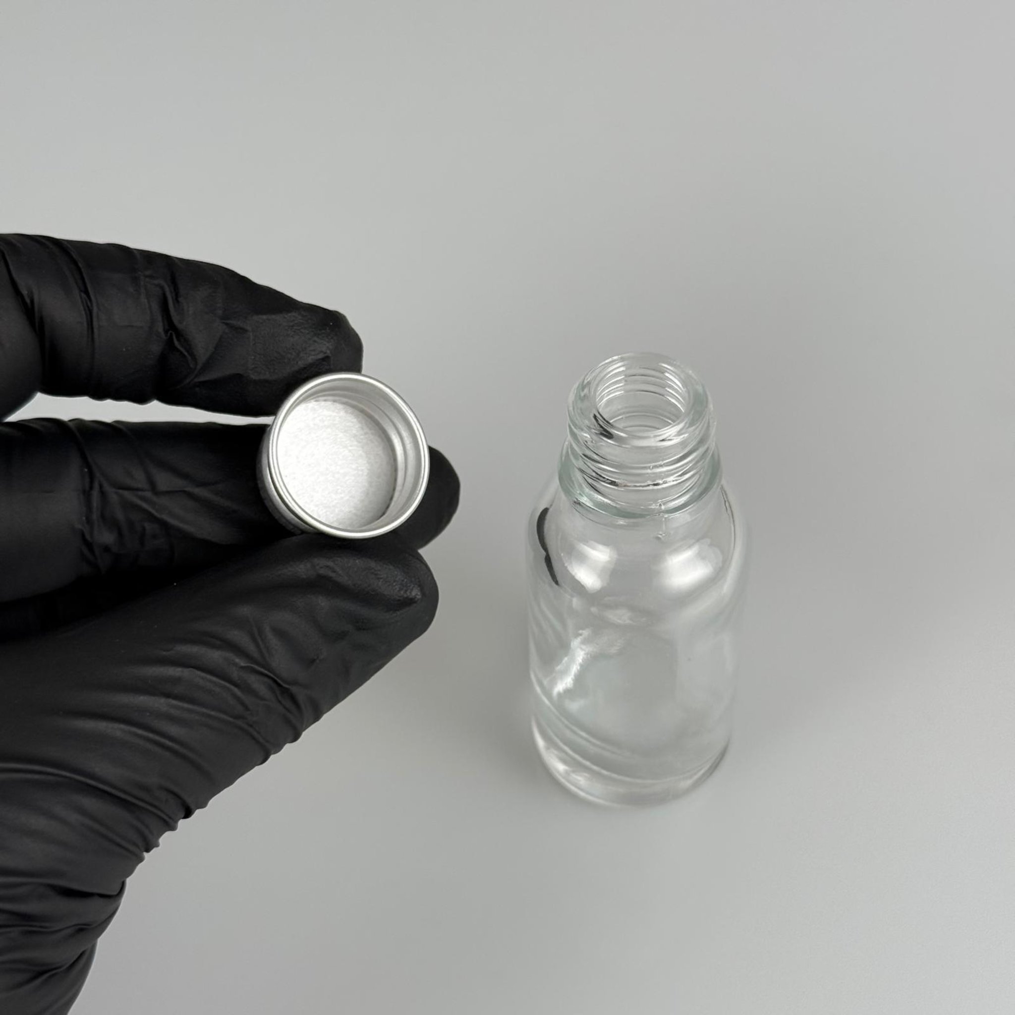 20 CC ŞEFFAF CAM ŞİŞE + KÖPÜK CONTALI GÜMÜŞ ALÜMİNYUM METAL KAPAKLI TAKIM - 20 ML ŞEFFAF CAM ŞİŞE
