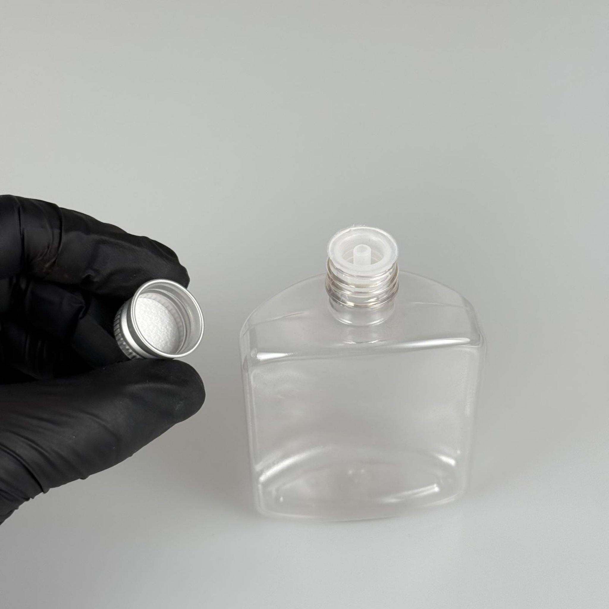 100 CC ŞEFFAF YASSI PLASTİK PET ŞİŞE + KÖPÜK CONTALI GÜMÜŞ ALÜMİNYUM METAL KAPAKLI + DAMLALIKLI KOLONYA TIPALI TAKIM - 100 ML YASSI PET ŞİŞE