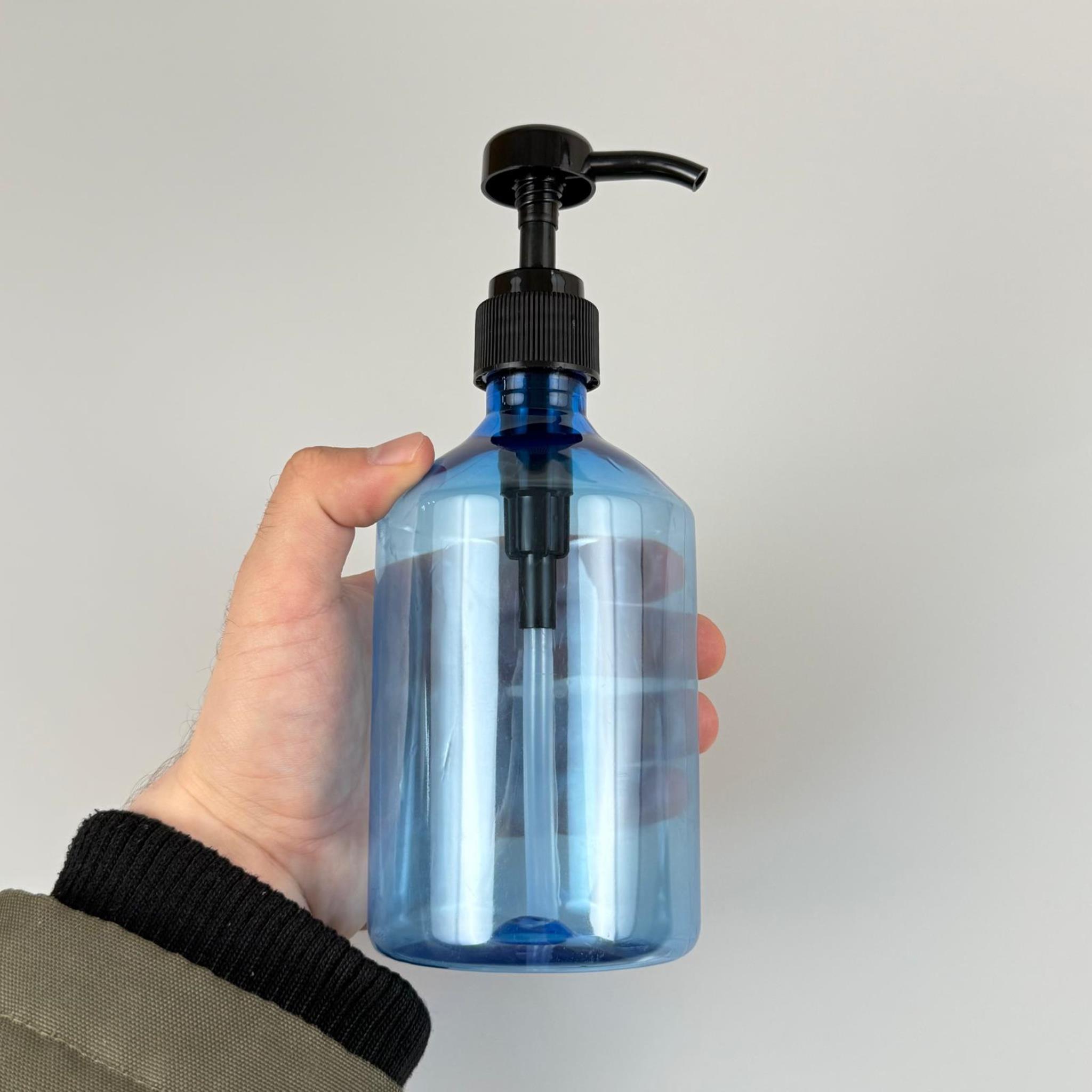 500 CC PET MAVİ KÜT MODEL ŞİŞE - SİYAH DOZAJ POMPALI (HER BASMADA 4 CC SIVI ATAR) - 0,5 LT POMPALI ŞİŞE - ŞURUP, ŞAMPUAN, KREM GİBİ YOĞUN KIVAMLI SIVILARDA KULLANILIR