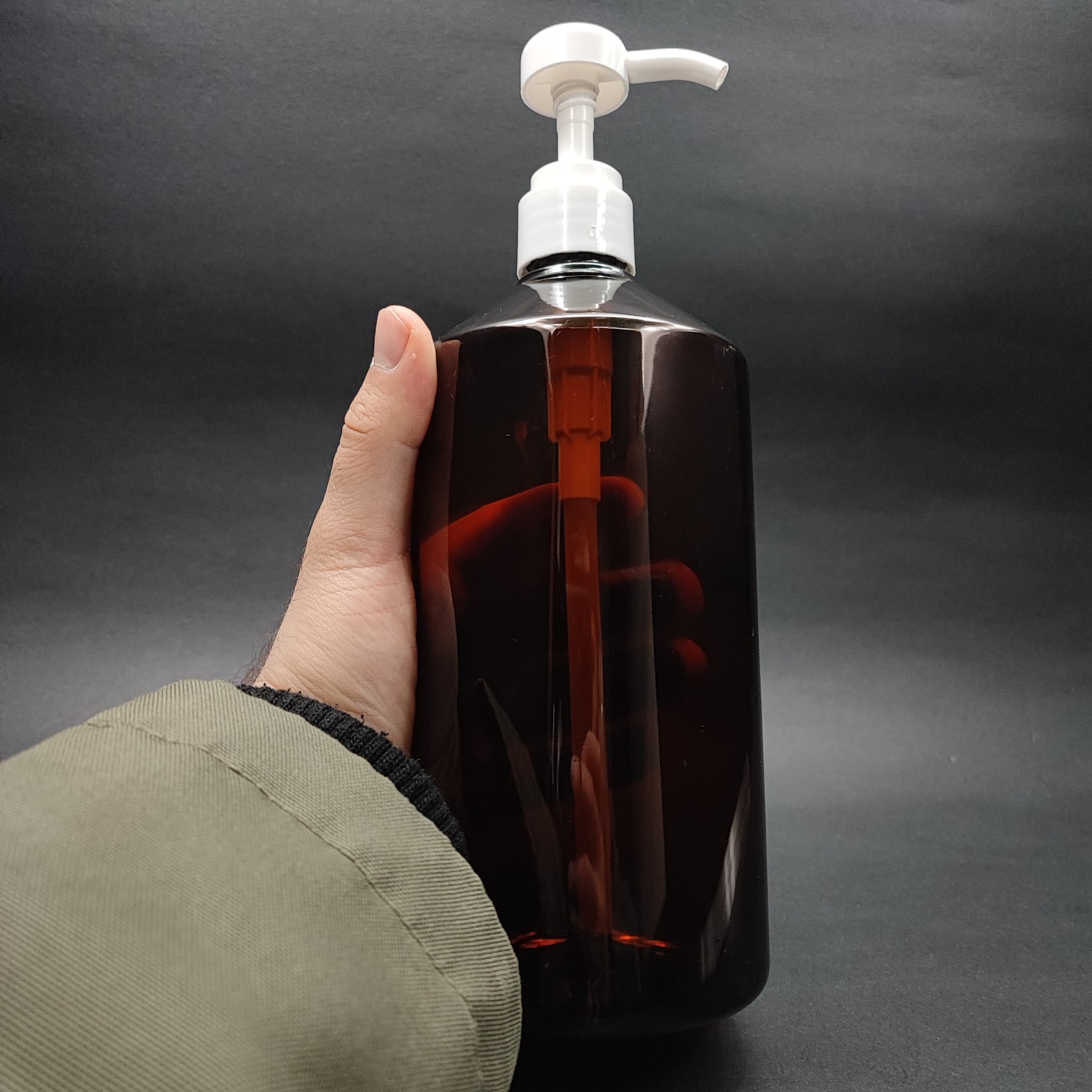 1000 CC AMBER PET ŞİŞE - BEYAZ DOZAJ POMPALI (HER BASMADA 4 CC SIVI ATAR) - 1 LT POMPALI ŞİŞE - ŞURUP, ŞAMPUAN, KREM GİBİ YOĞUN KIVAMLI SIVILARDA KULLANILIR