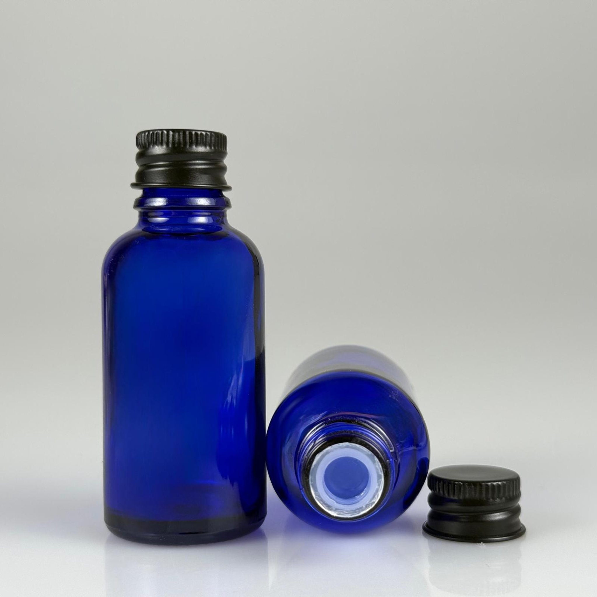 30 CC MAVİ CAM ŞİŞE + KÖPÜK CONTALI SİYAH ALÜMİNYUM METAL KAPAKLI + KÖR TIPALI TAKIM - 30 ML MAVİ CAM ŞİŞE