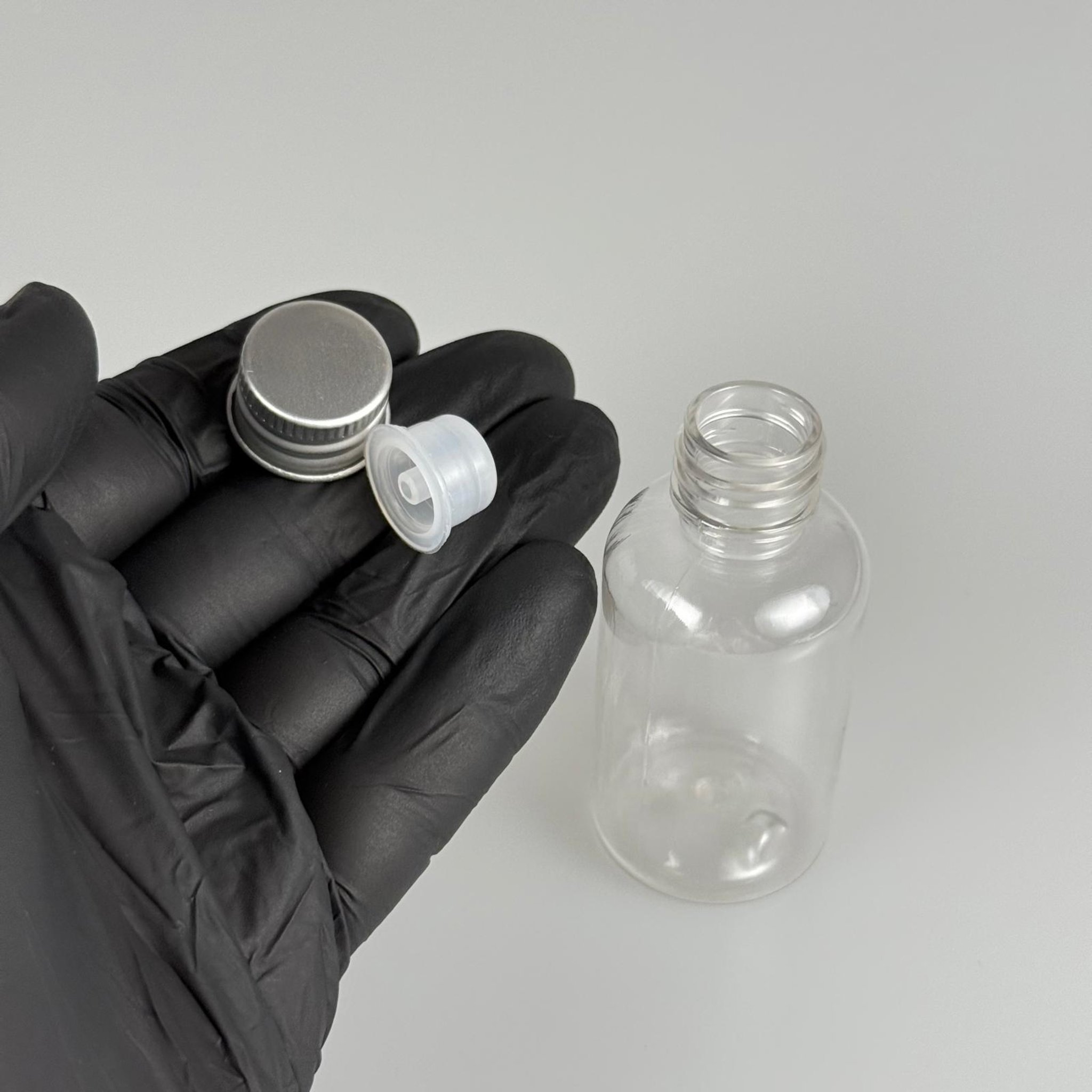 40 CC ŞEFFAF SİLİNDİR TOMBUL PET ŞİŞE + KÖPÜK CONTALI GÜMÜŞ ALÜMİNYUM METAL KAPAKLI + DAMLALIKLI KOLONYA TIPALI TIPALI TAKIM - 40 ML PLASTİK ŞİŞE