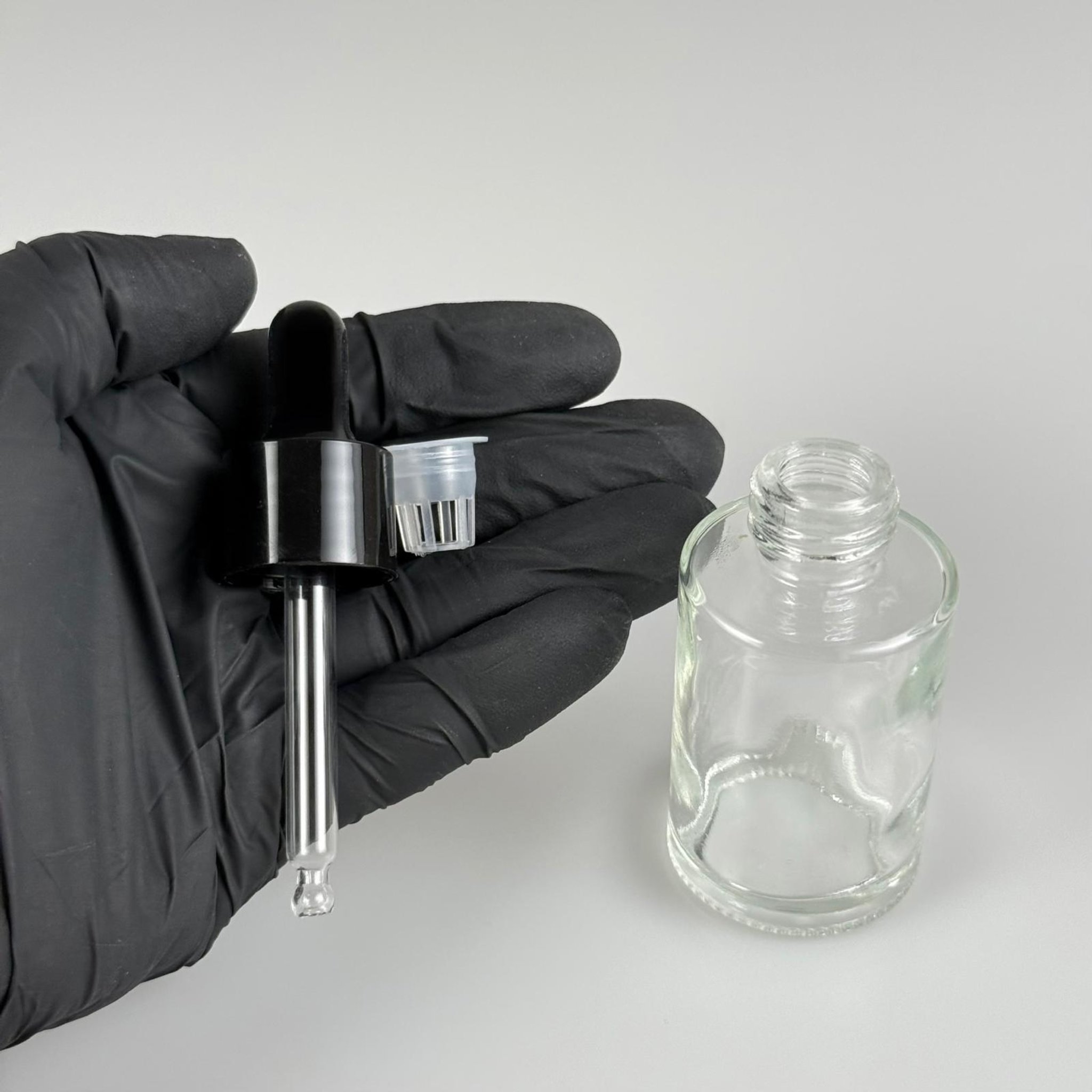 30 CC OMUZLU ŞEFFAF CAM ŞİŞE + SİYAH CAMDAMLALIKLI + SIYIRICI TIPALI TAKIM - 30 ML KÜT BOYUNLU CAM SERUM ŞİŞESİ