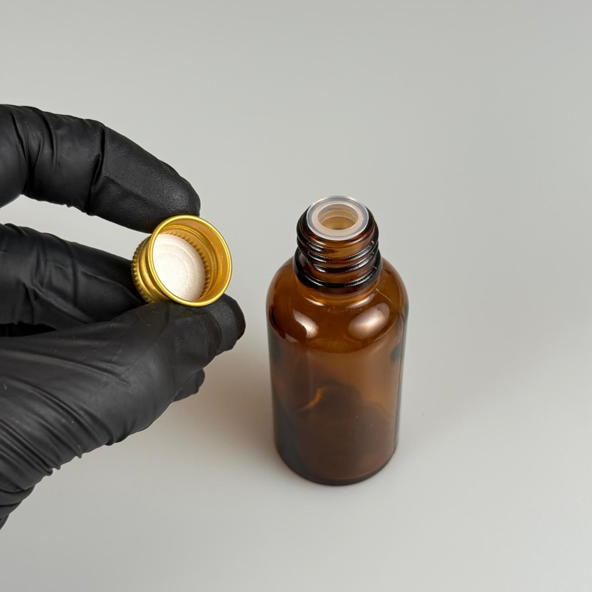 30 CC AMBER CAM ŞİŞE + KÖPÜK CONTALI GOLD ALÜMİNYUM METAL KAPAKLI + KÖR TIPALI TAKIM - 30 ML KAHVERENGİ CAM ŞİŞE