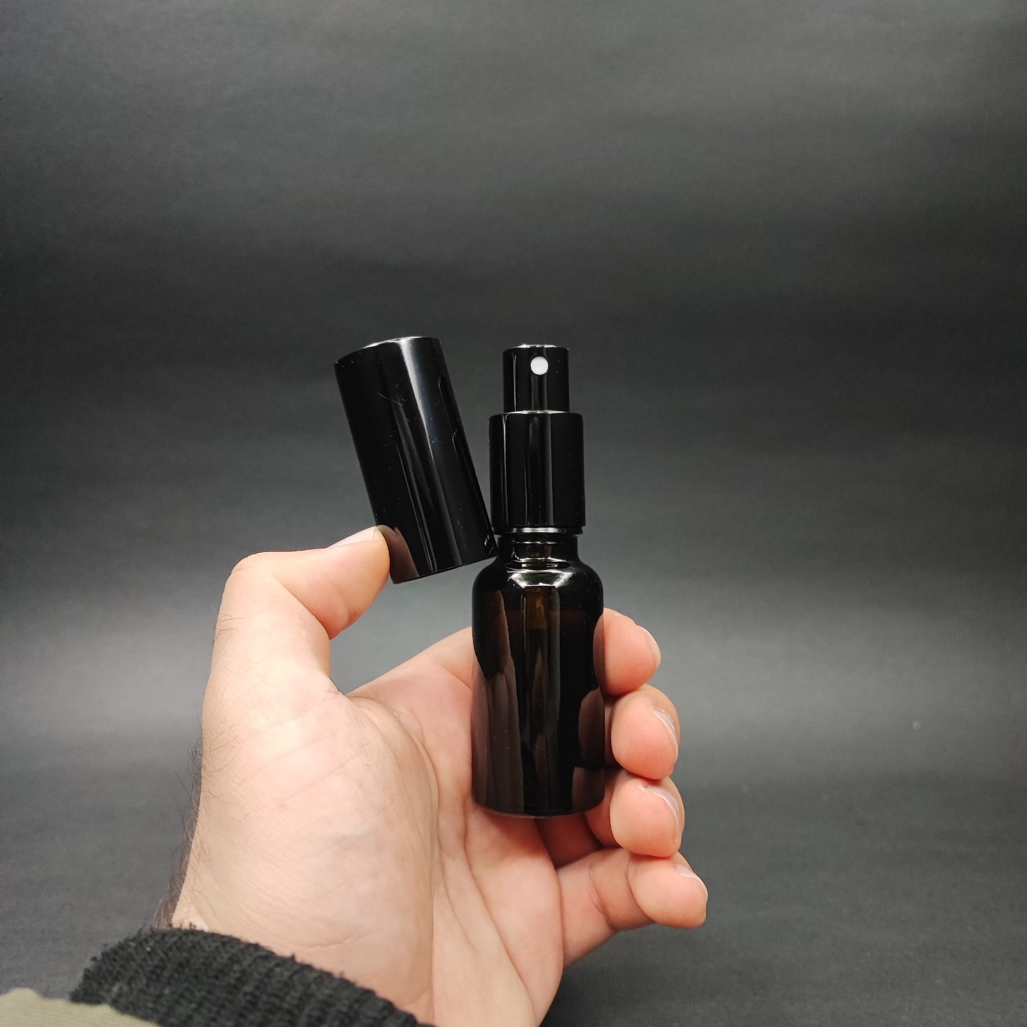 20 ML LÜKS VİDALI VALF ÇEVİRME PARFÜM ŞİŞELERİ - 20 CC KOYU AMBER CAM ŞİŞE - SİYAH METAL SPREYLİ KAPAKLI SET