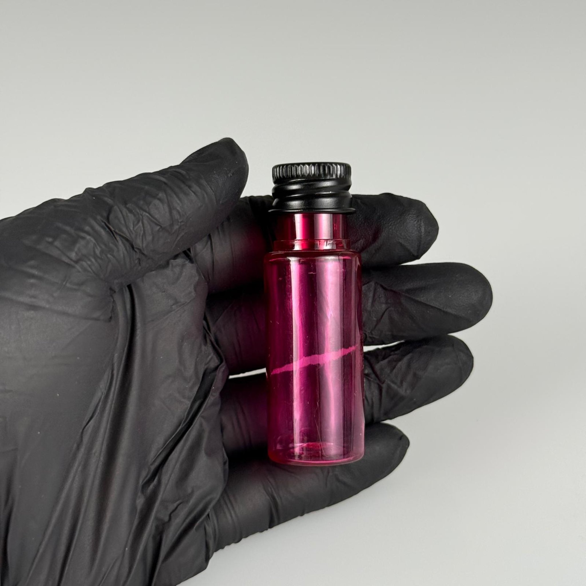 15 CC SİLİNDİR PEMBE PET ŞİŞE + KÖPÜK CONTALI SİYAH ALÜMİNYUM METAL KAPAKLI + KÖR TIPALI TAKIML - 15 ML PEMBE PET ŞİŞE