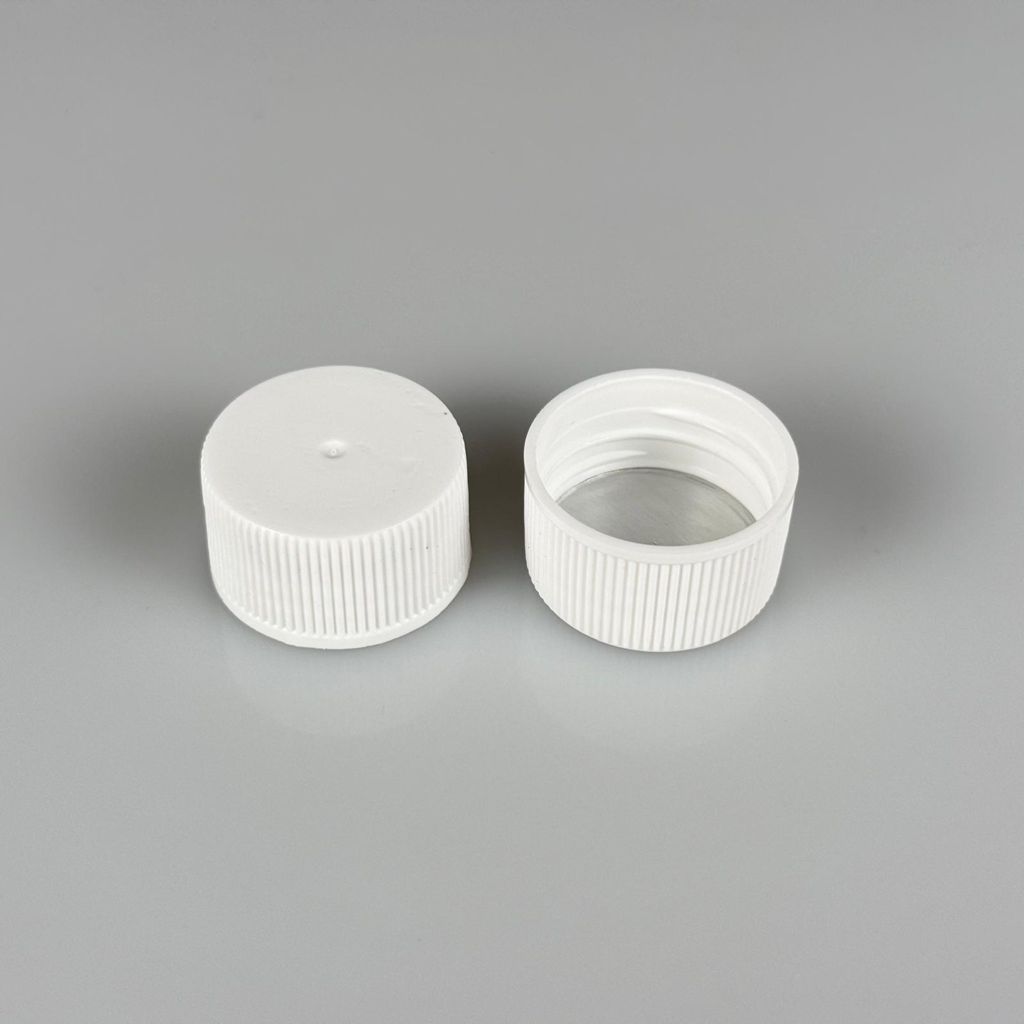 28 MM İNDİKSİYON ALÜMİNYUM FOLYOLU BEYAZ KAPAK - 28 MM PLASTİK KAPAK (PET ŞİŞELER İÇİN)