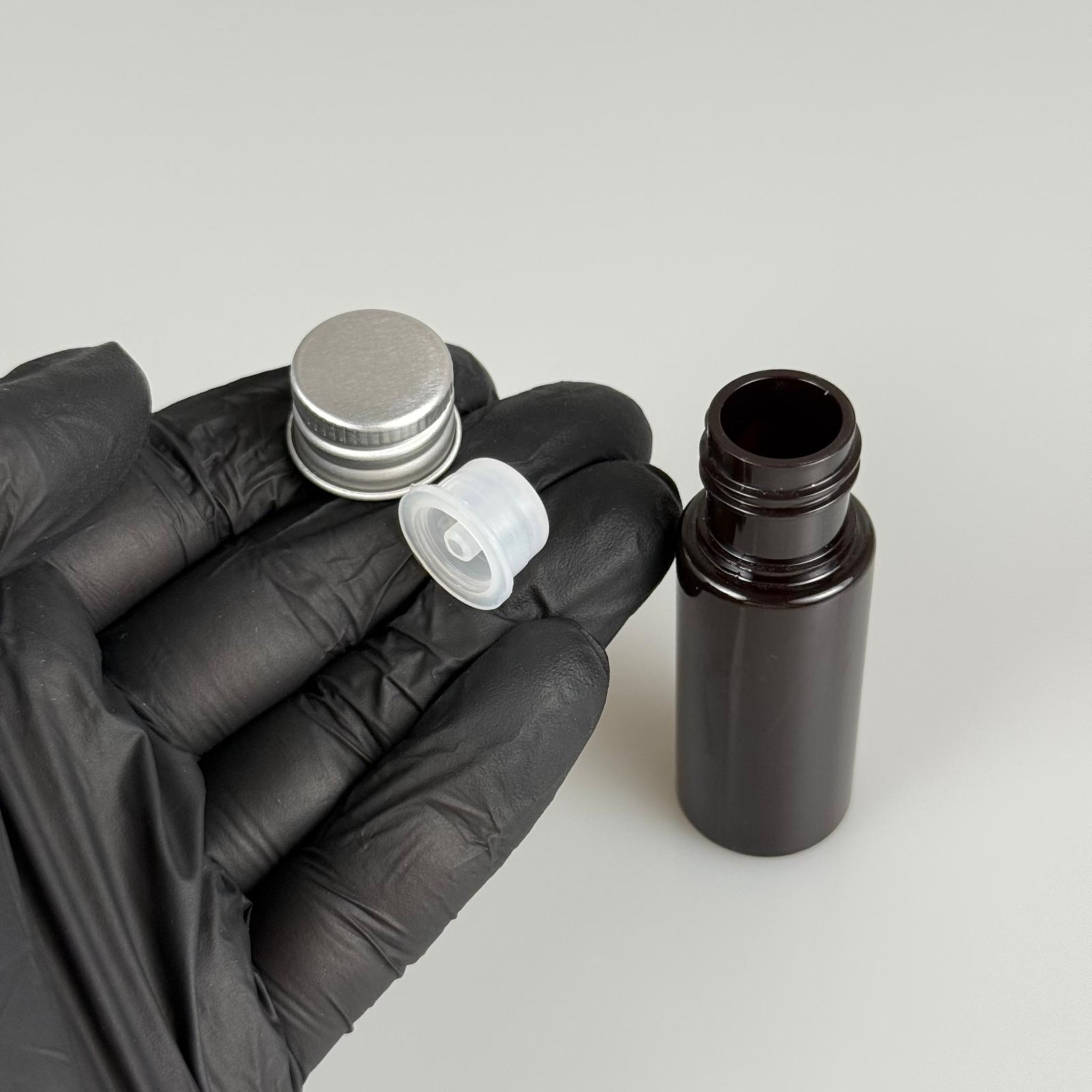 15 CC AMBER SİLİNDİR PET ŞİŞE + KÖPÜK CONTALI GÜMÜŞ ALÜMİNYUM METAL KAPAKLI + KOLONYA TIPALI TAKIML - 15 ML KAHVERENGİ PET ŞİŞE