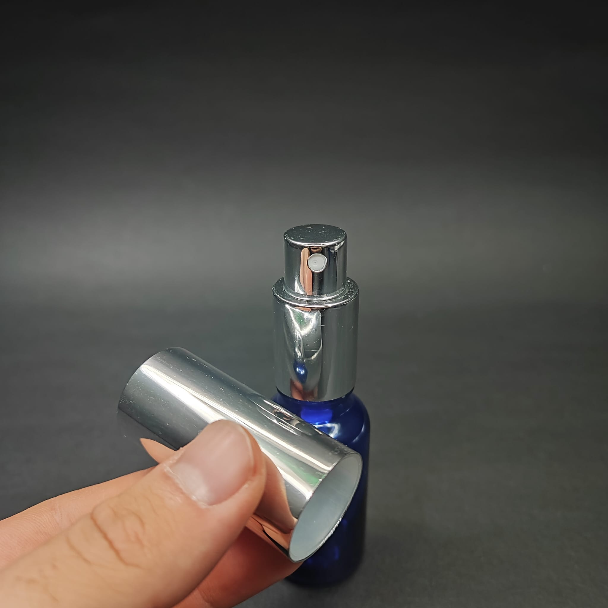 20 ML LÜKS VİDALI VALF ÇEVİRME PARFÜM ŞİŞELERİ - 20 CC MAVİ CAM ŞİŞE - GÜMÜŞ METAL SPREYLİ KAPAKLI SET