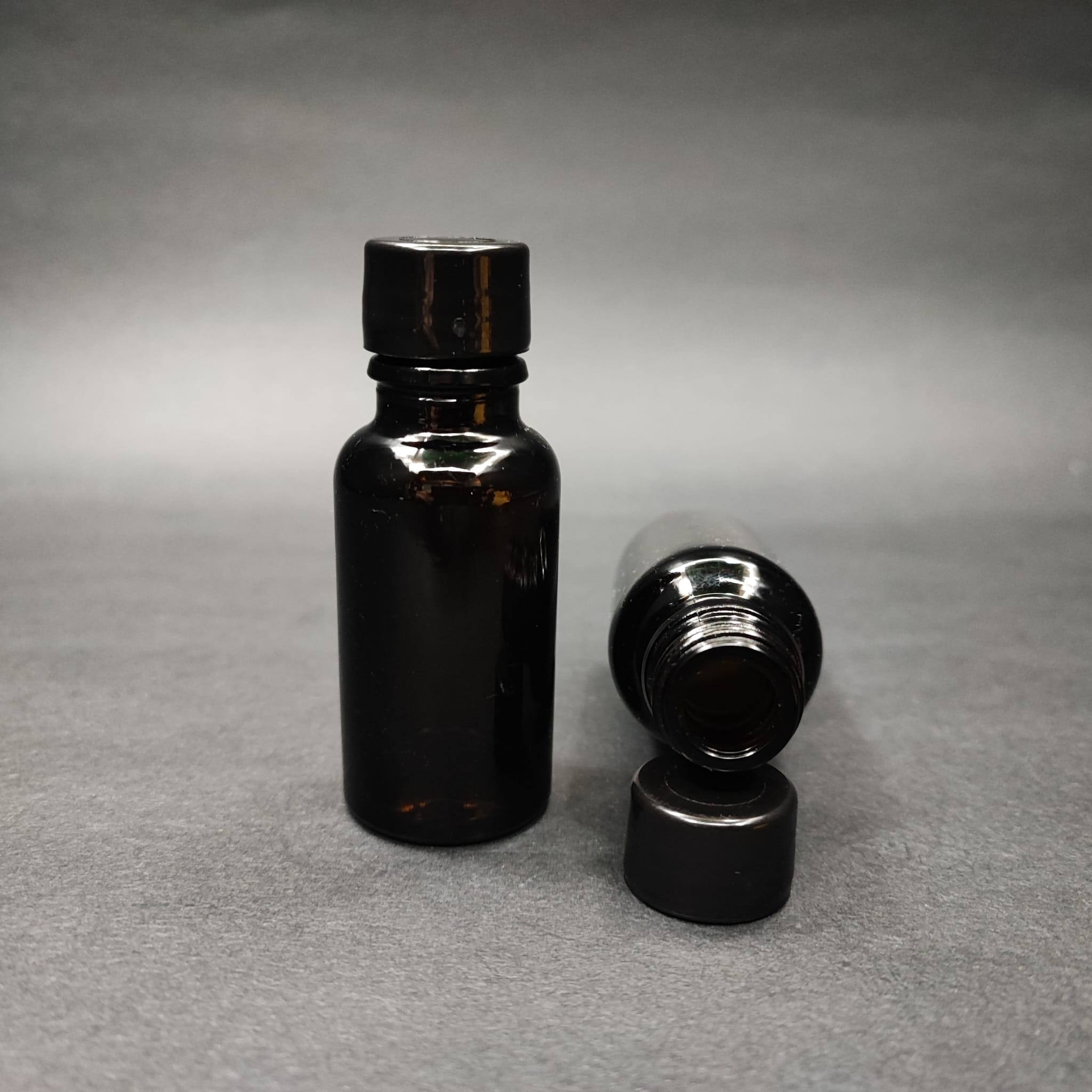 20 CC KOYU AMBER CAM ŞİŞE + KENDİNDEN CONTALI SIZDIRMAZ SİYAH KAPAK - 20 ML KAPAKLI KAHVERENGİ CAM ŞİŞE