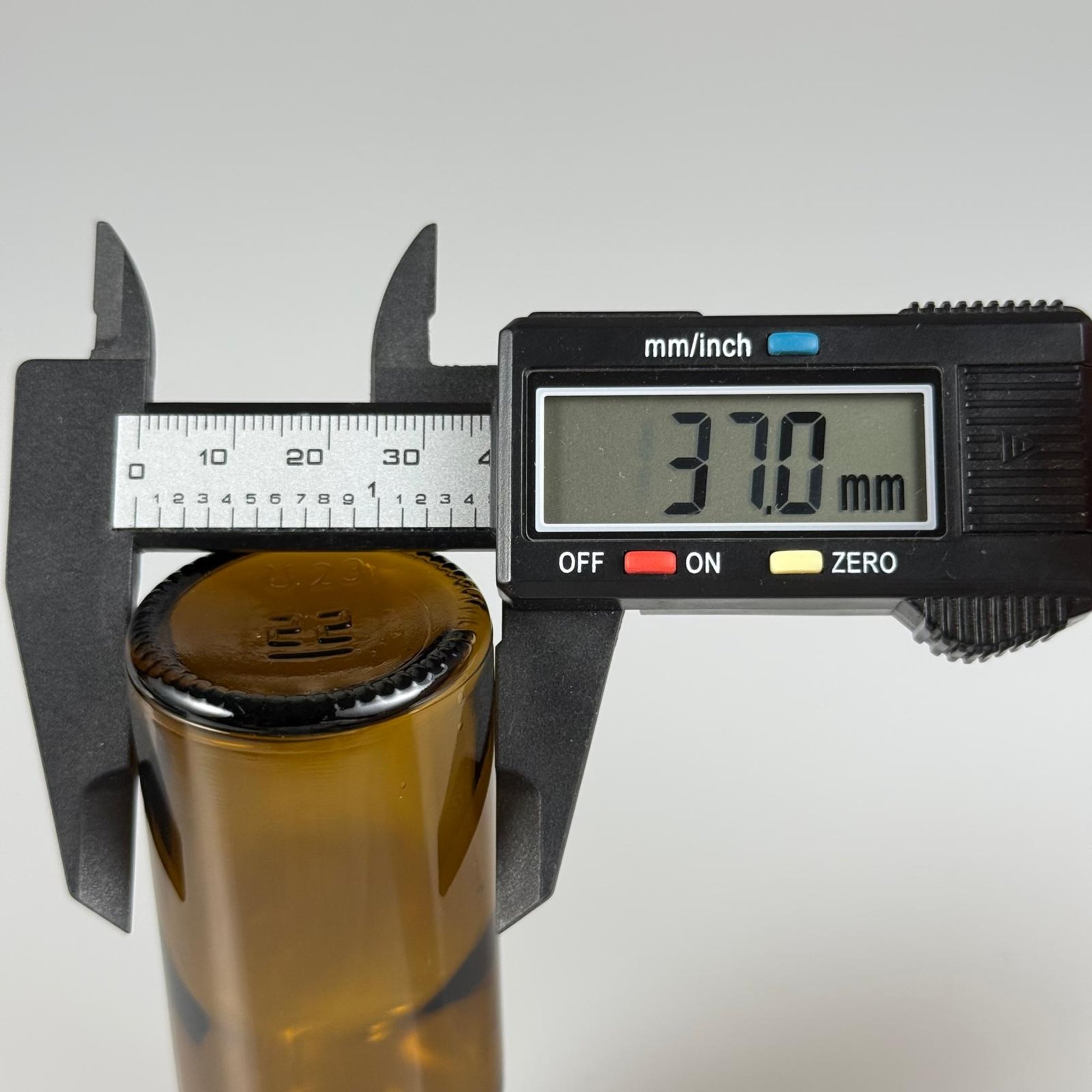 50 CC AMBER CAM ŞİŞE - BEYAZ KAPAKLI (KİLİT KOPMAZ, İŞLEVİ YOK ANCAK SIZDIRMAZ KAPAK) - 50 ML CAM ŞİŞE - KAHVERENGİ