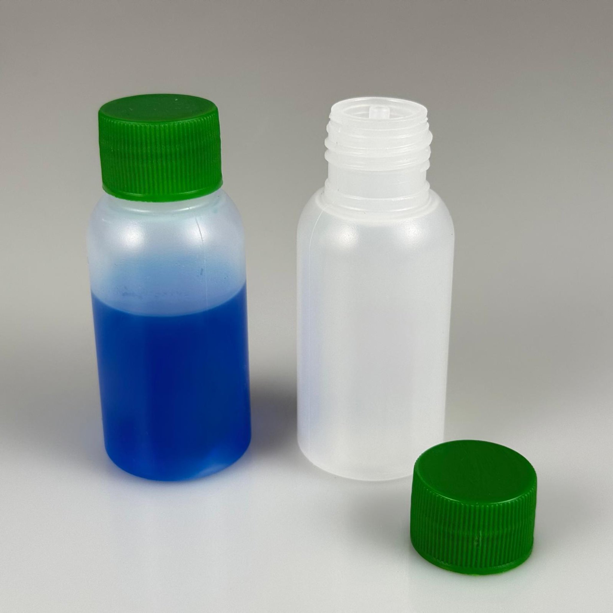 50 ML SIKILABİLİR YUMUŞAK POLİETİLEN PE PLASTİK ŞİŞE - CONTALI YEŞİL KAPAKLI + KOLONYA TIPALI - 50 cc sos, yağ, kartuş, mürekkep vb için boş şişeler