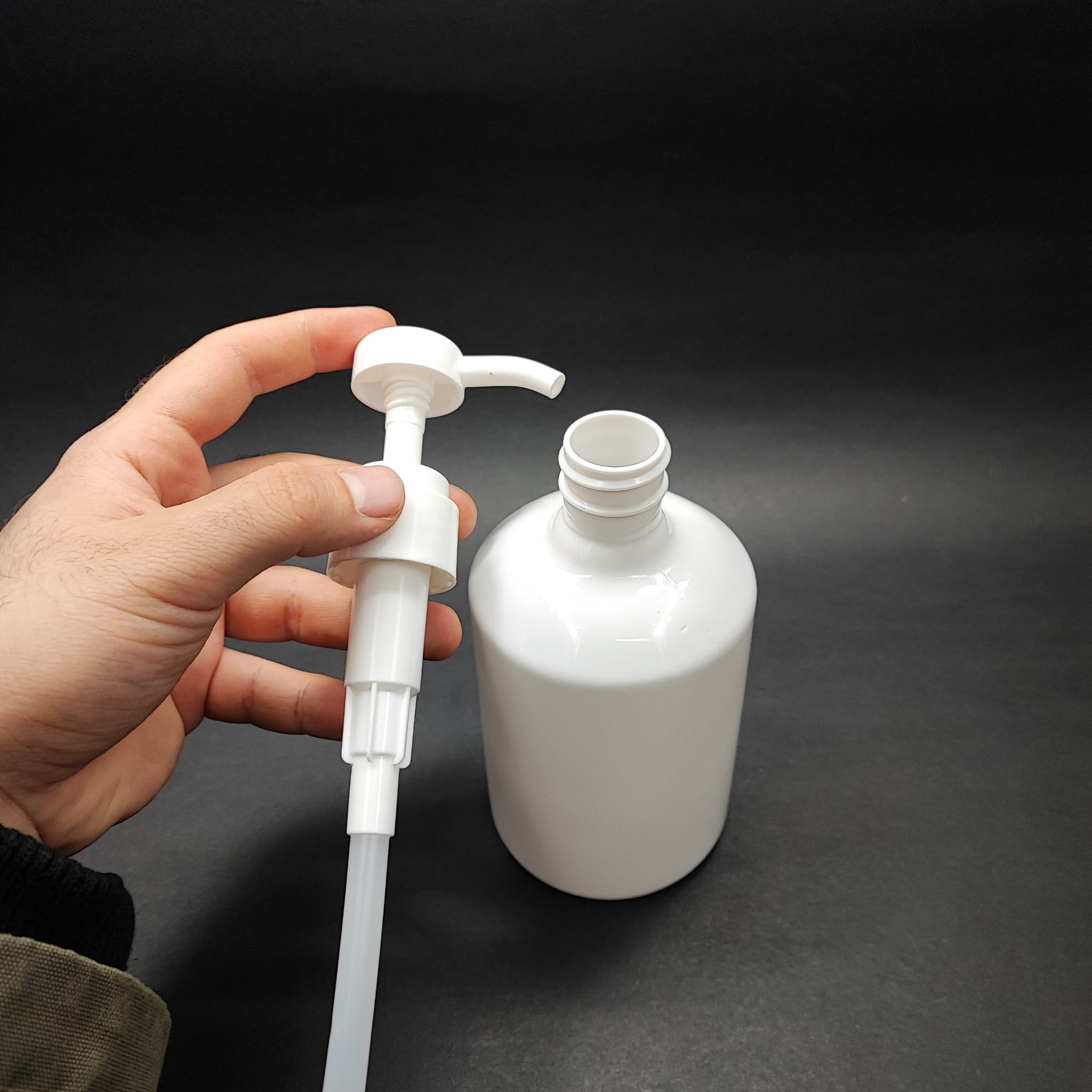 500 CC BEYAZ KÜT PET ŞİŞE - BEYAZ DOZAJ POMPALI (HER BASMADA 4 CC SIVI ATAR) - 500 ML POMPALI ŞİŞE - ŞURUP, ŞAMPUAN, KREM GİBİ YOĞUN KIVAMLI SIVILARDA KULLANILIR