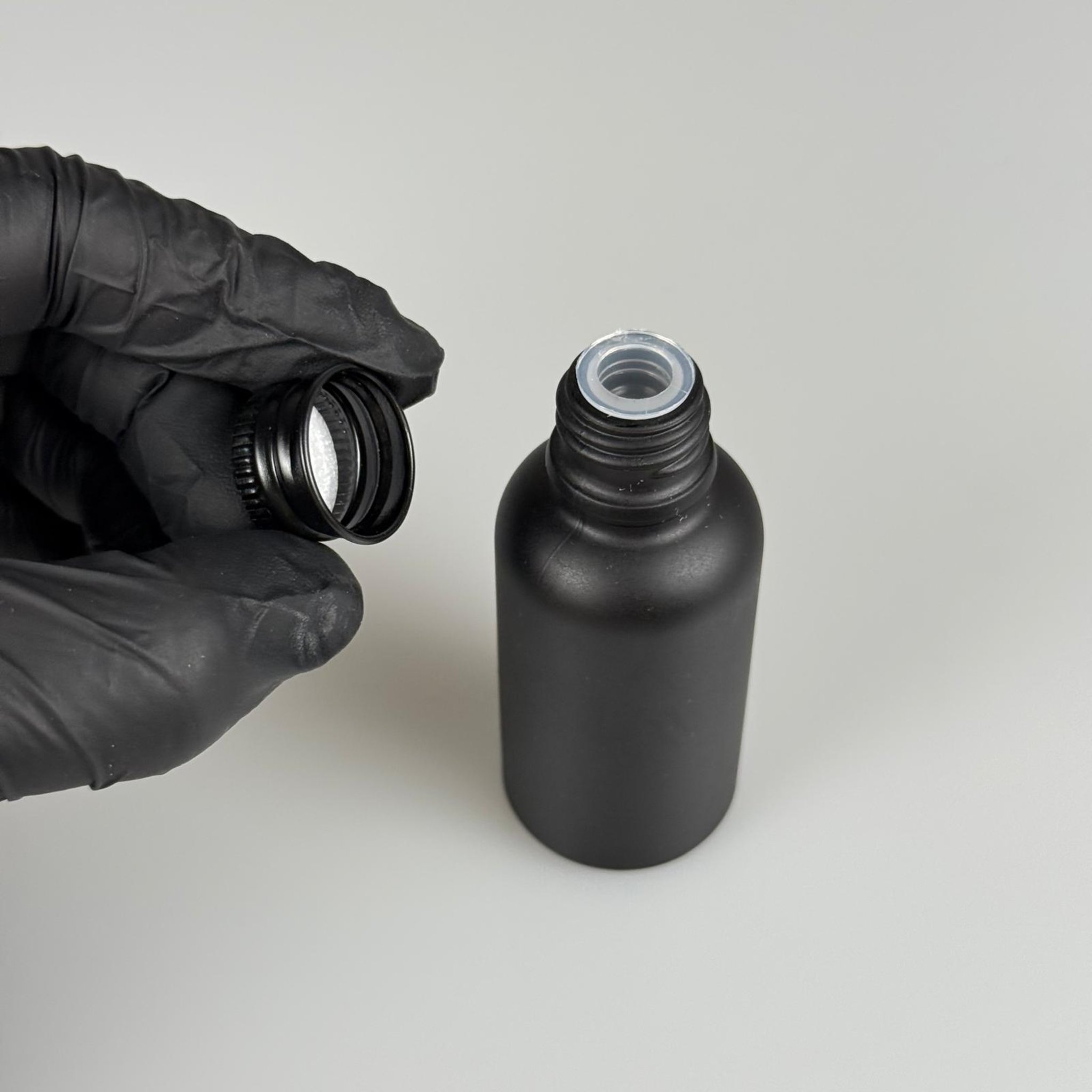 30 CC MAT SİYAH CAM ŞİŞE + KÖPÜK CONTALI SİYAH ALÜMİNYUM METAL KAPAKLI + KÖR TIPALI TAKIM - 50 ML MAT SİYAH CAM ŞİŞE