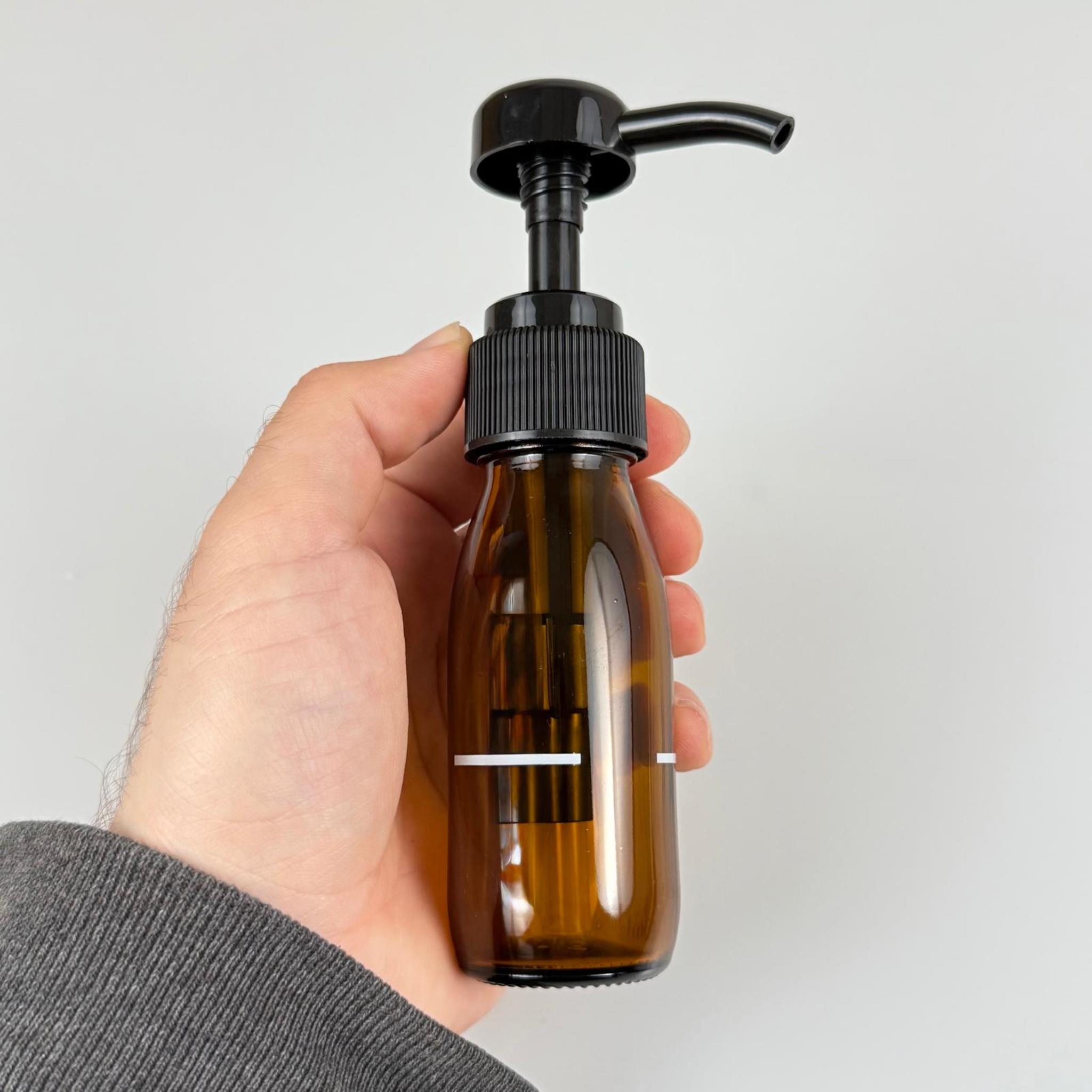 60 CC AMBER CAM ŞİŞE + SİYAH DOZAJ POMPALI (HER BASMADA 4 CC SIVI ATAR) - 60 ML POMPALI ŞİŞE - ŞURUP, ŞAMPUAN, KREM GİBİ YOĞUN KIVAMLI SIVILARDA KULLANILIR