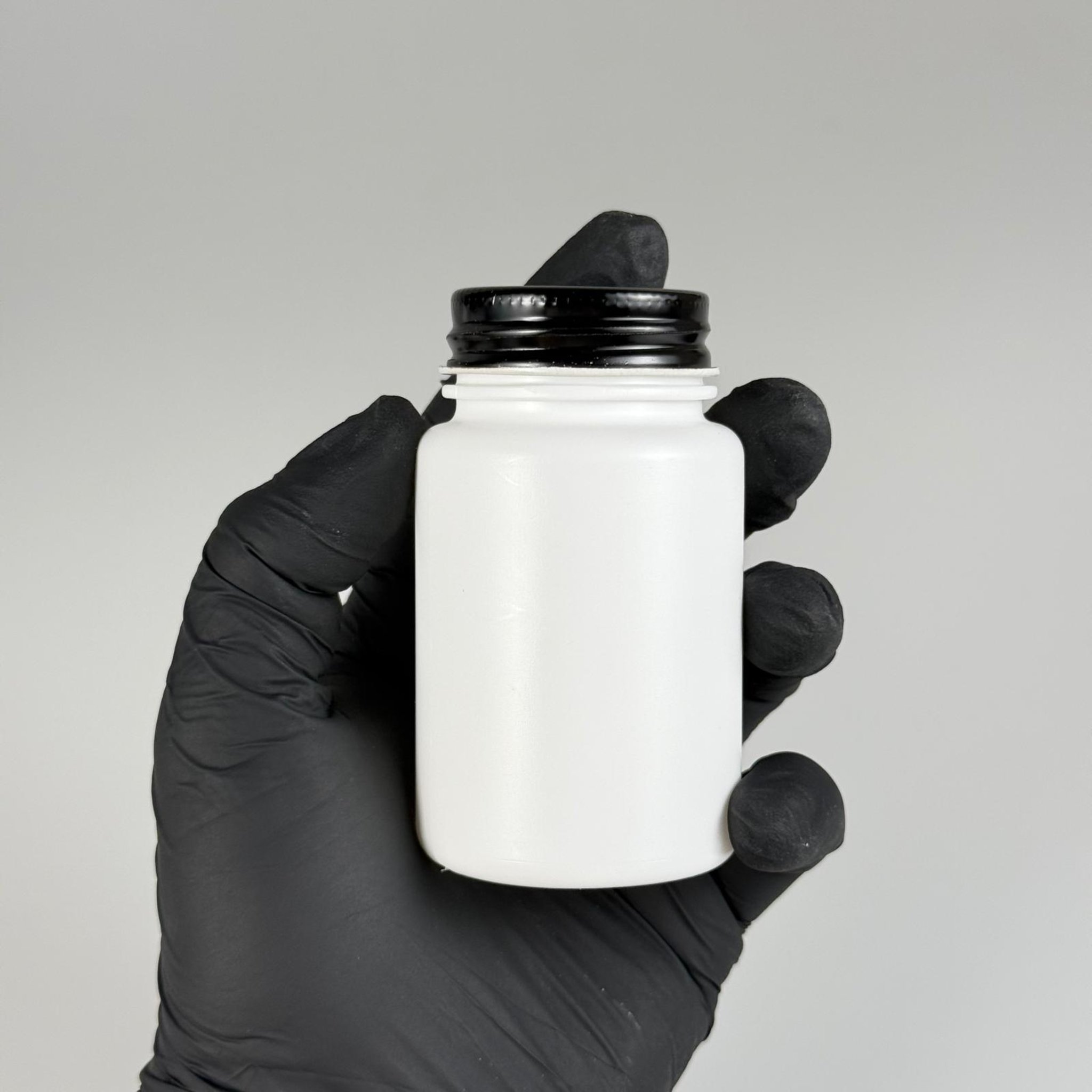 100 CC BEYAZ SERT POLİETİLEN ŞİŞE + SİYAH METAL KAPAKLI + KENDİNDEN YAPIŞKANLI KÖPÜK CONTALI - 100 ML POLİETİLEN ŞİŞE