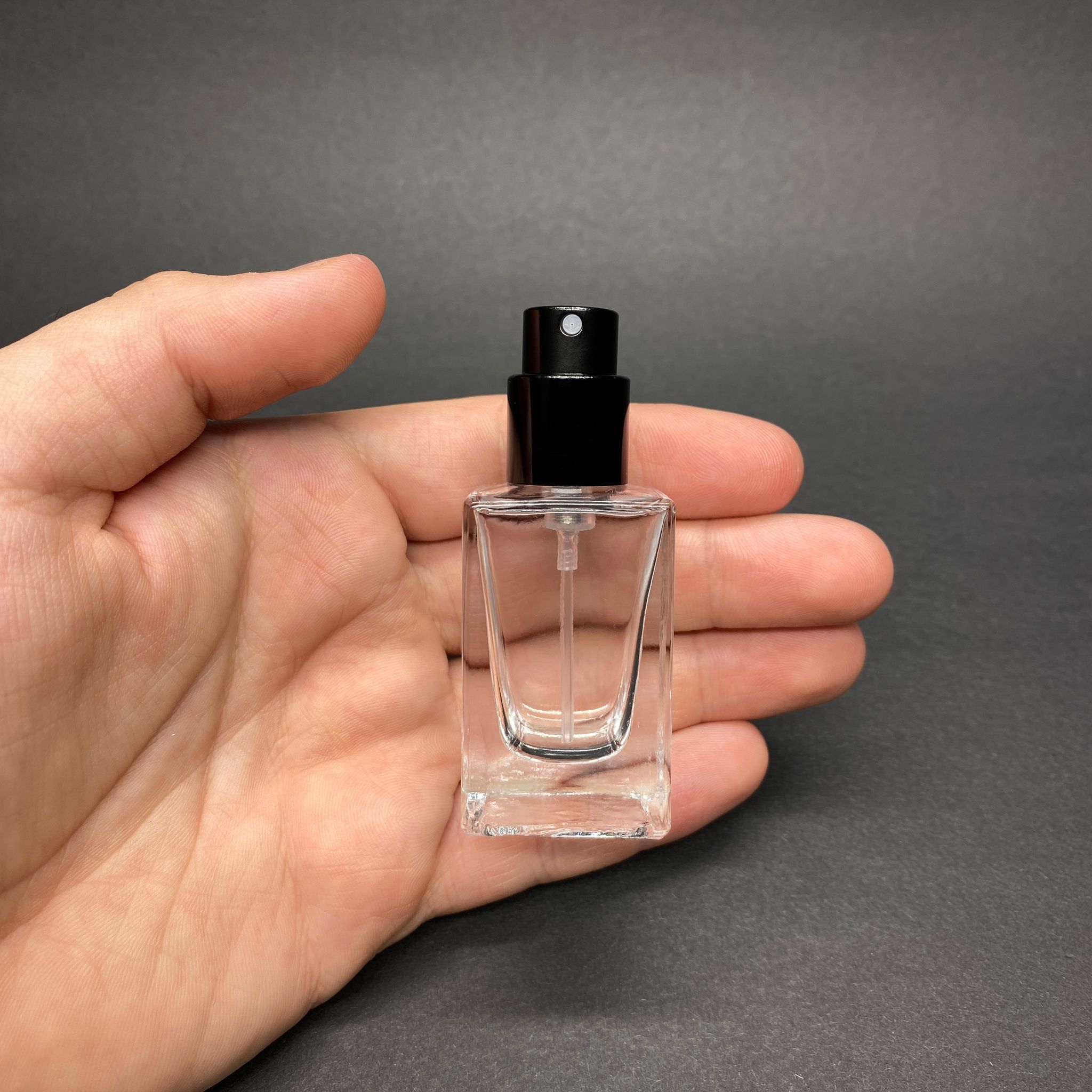 15 ML KARE MODEL BLOOM PARFÜM ŞİŞESİ - SİYAH METAL SPREYLİ (AĞIZ 15 MM GEÇME KOLAY KAPAMA)