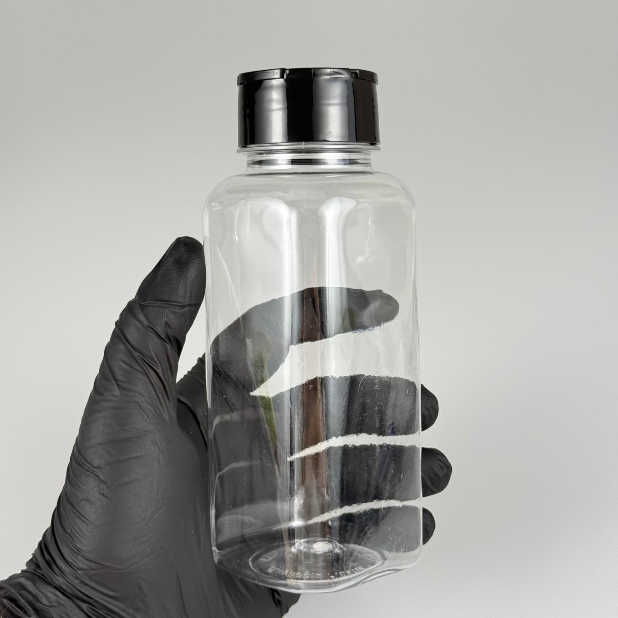PLASTİK KARE BAHARATLIK KAVANOZ - 300 ML PET BAHARAT, TOZ, PUDRA VB İÇİN PET ŞİŞE + SİYAH AÇILIR KAPANIR DELİKLİ KAPAKLI + KENDİNDEN YAPIŞKANLI KÖPÜK CONTALI TAKIM - 300 CC