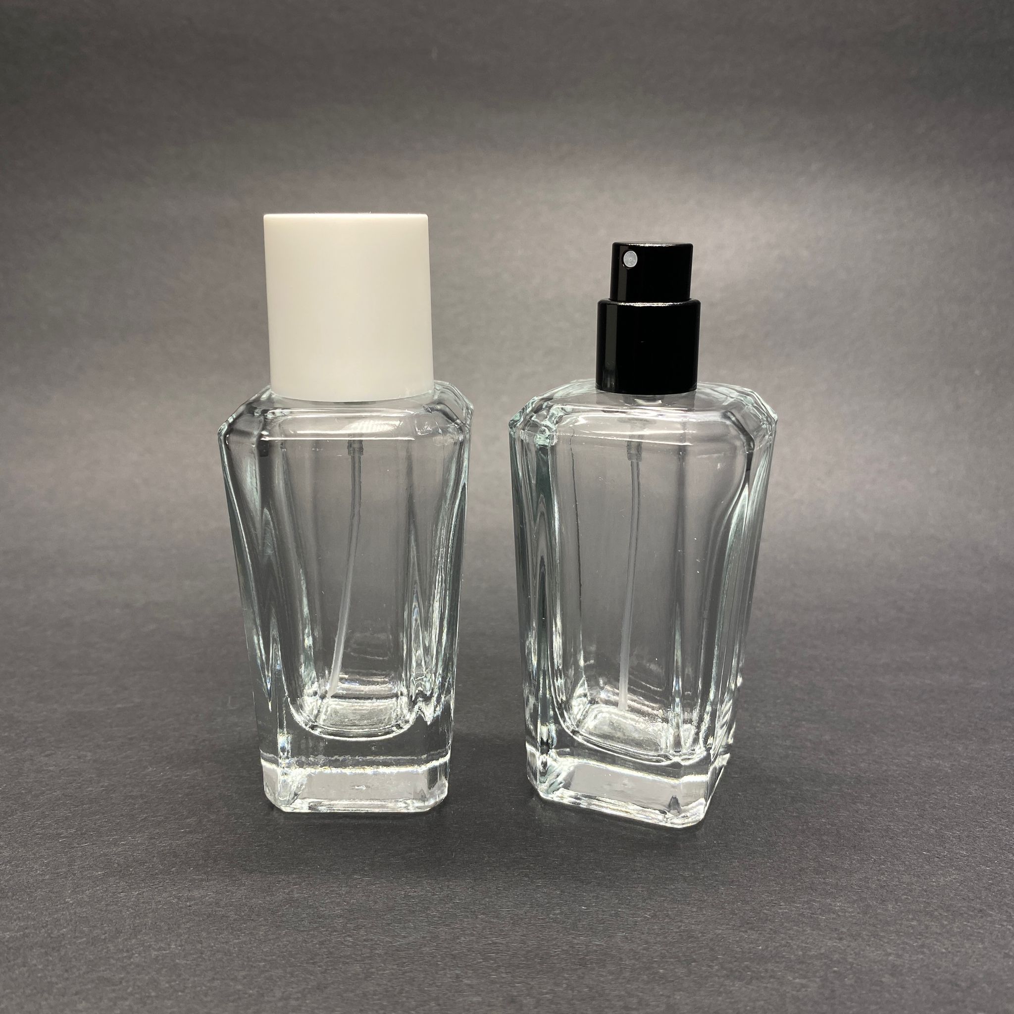 50 ML KÖŞELİ MODEL MİRA PARFÜM ŞİŞESİ - SİYAH METAL SPREYLİ + BEYAZ KAPAKLI (AĞIZ 15 MM GEÇME KOLAY KAPAMA)