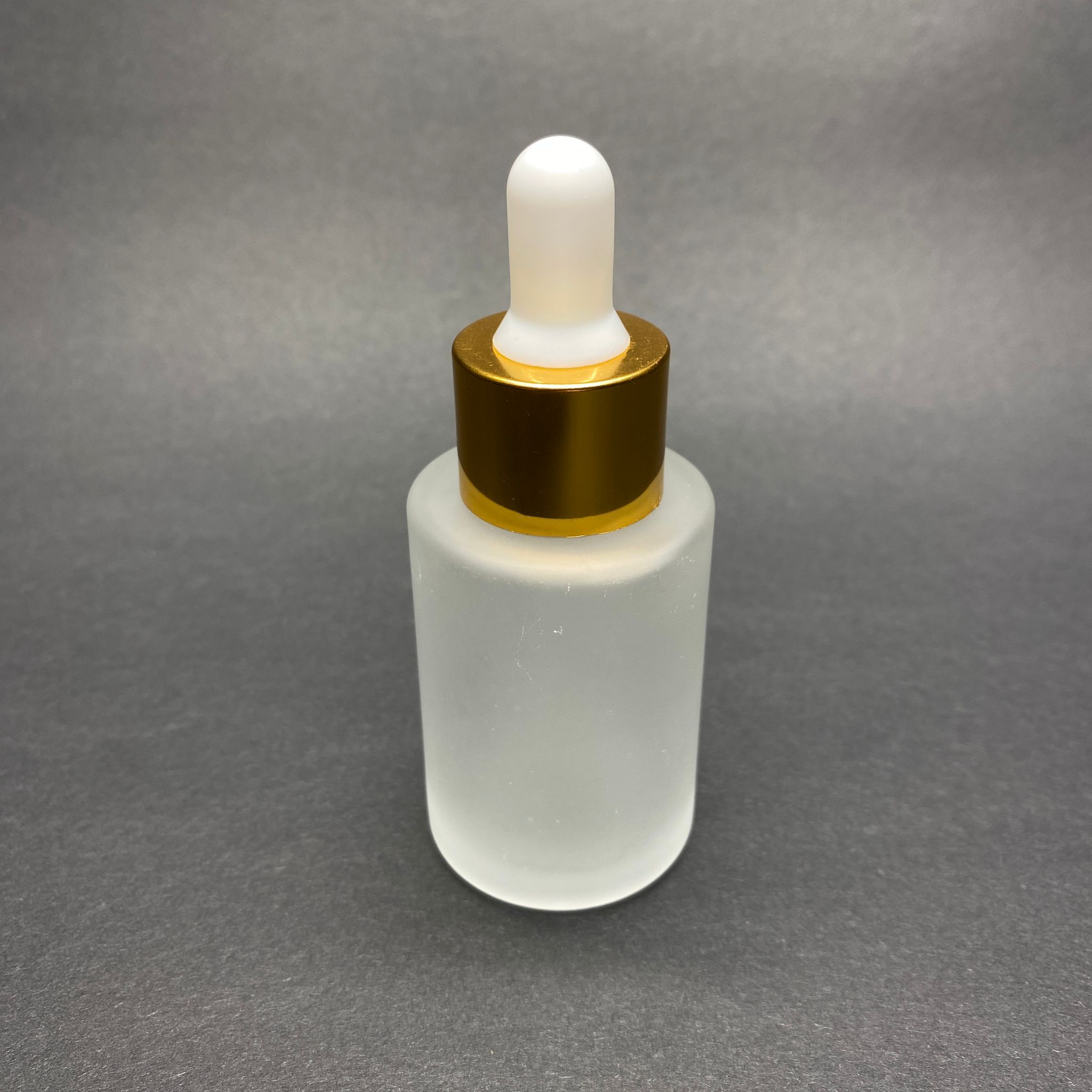 30 CC OMUZLU BUZLU CAM ŞİŞE - BEYAZ EMZİKLİ GOLD KAPAKLI CAM DAMLALIKLI TAKIM (DAMLALIĞIN İÇİNDE SIZDIRMAZ CONTA MEVCUTTUR) - 30 ML KÜT BOYUNLU CAM SERUM ŞİŞESİ