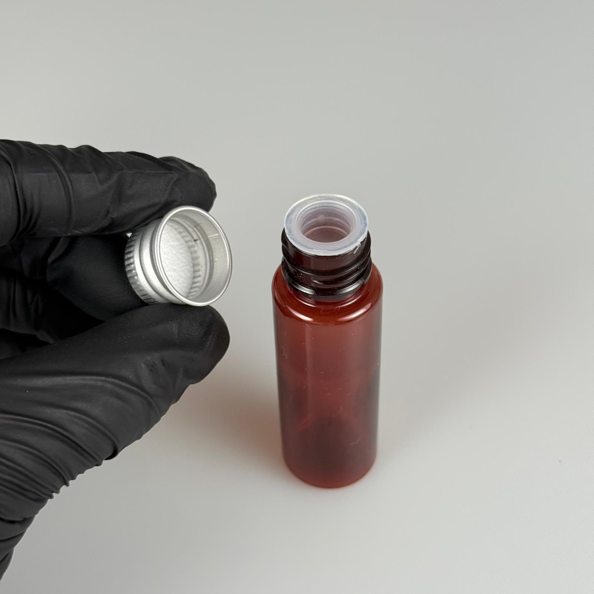 20 CC PET AMBER SHOT ŞİŞE - KÖPÜK CONTALI GÜMÜŞ ALÜMİNYUM METAL KAPAKLI + KÖR TIPALI TAKIM - 20 ML KAHVERENGİ PLASTİK ŞİŞE