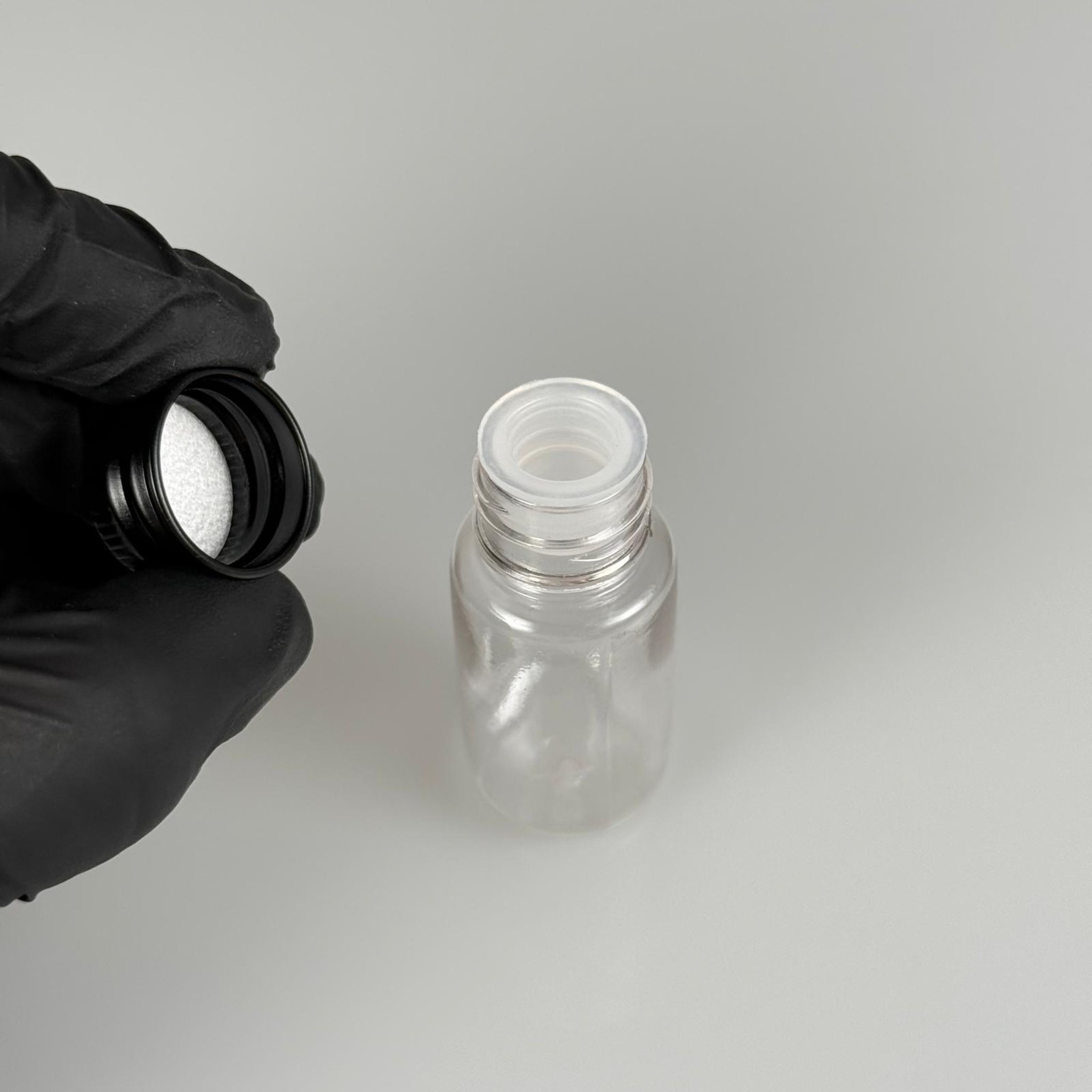 10 CC ŞEFFAF PET SHOT ŞİŞE - KÖPÜK CONTALI SİYAH ALÜMİNYUM METAL KAPAKLI + KÖR TIPALI TAKIM - 10 ML PLASTİK ŞİŞE